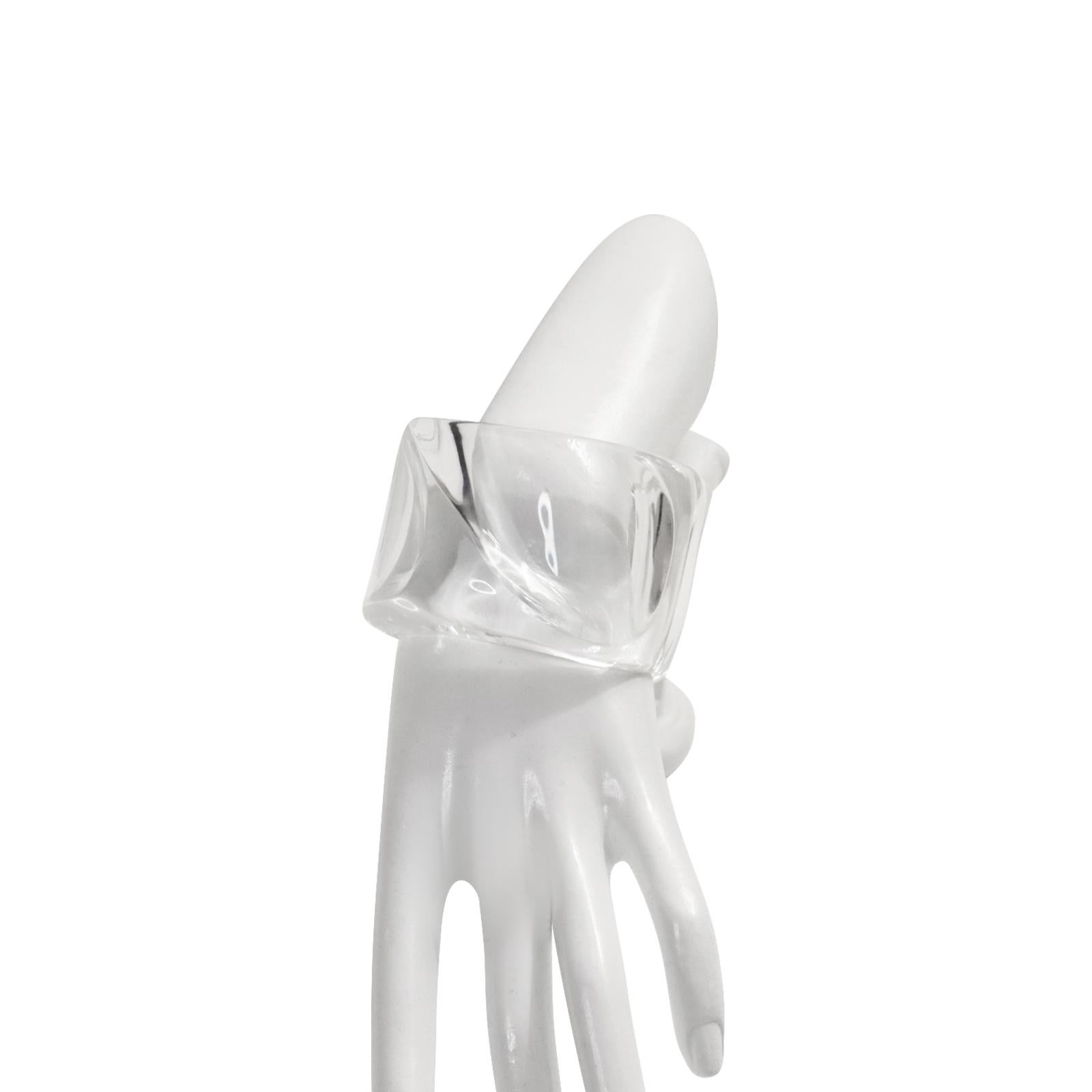 Breites Vintage-Manschettenarmband aus Lucite, ca. 1980er Jahre im Zustand „Gut“ im Angebot in New York, NY