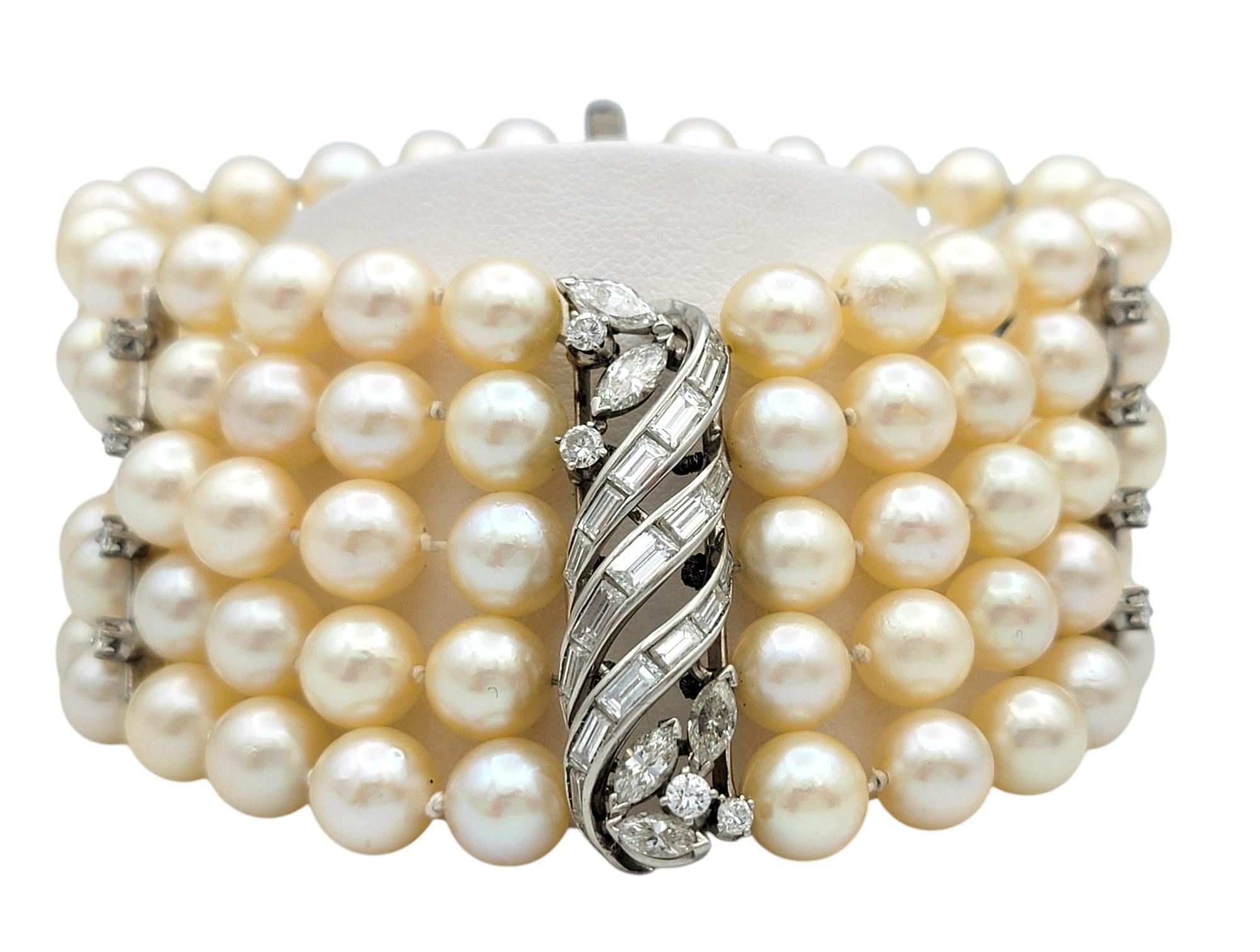 L'eleganza senza tempo incontra un'impeccabile maestria artigianale in questo bracciale in platino a più fili, ornato da scintillanti perle coltivate e diamanti abbaglianti. Il design raffinato mette in mostra un'abile disposizione di diamanti