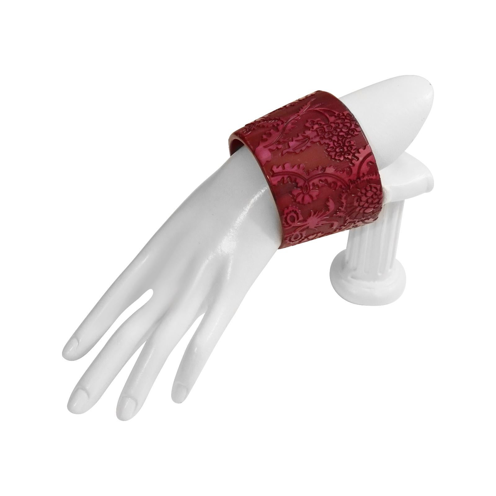 Manchette Vintage large en résine rouge avec design de fleur Circa Design 1990 Bon état - En vente à New York, NY