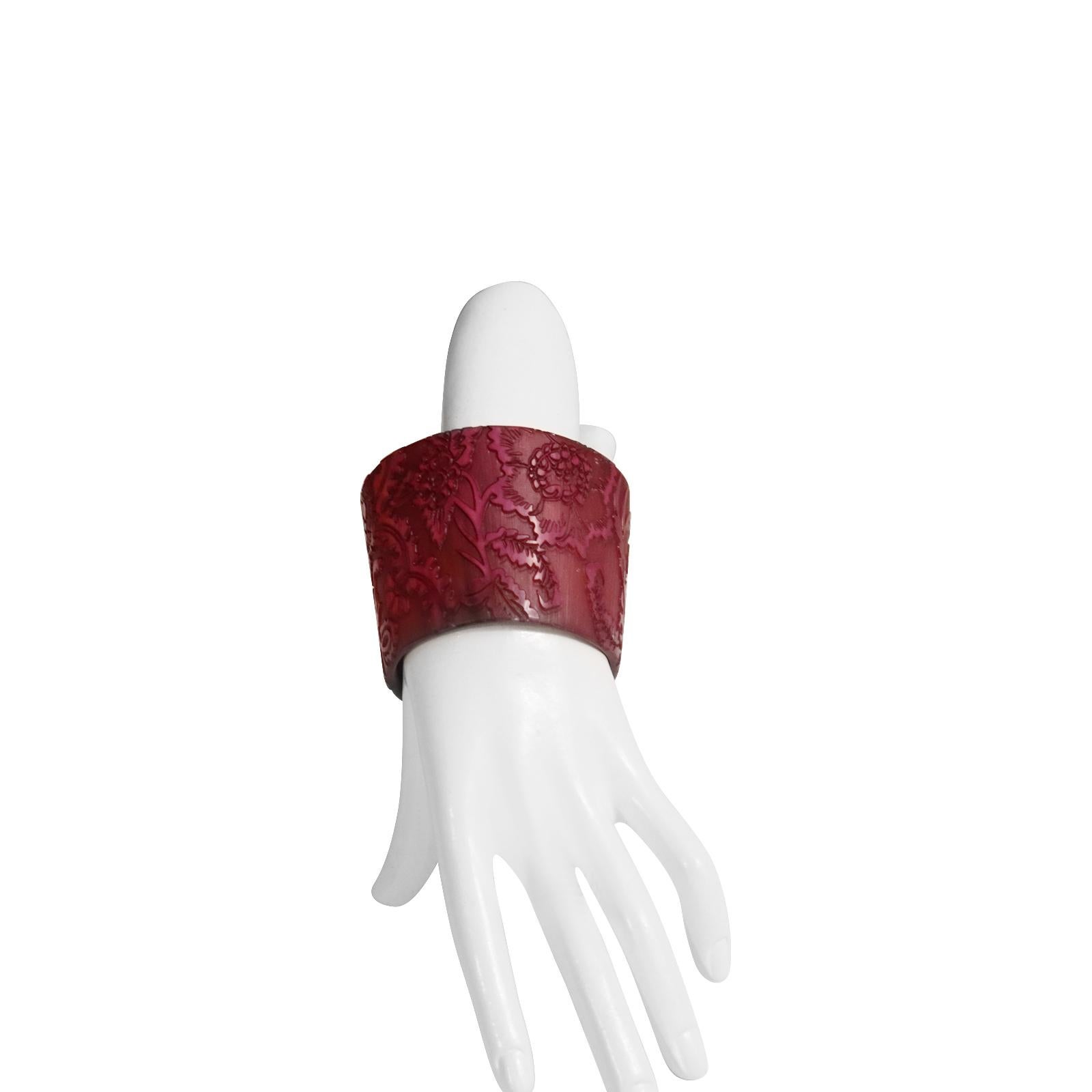 Manchette Vintage large en résine rouge avec design de fleur Circa Design 1990 en vente 2