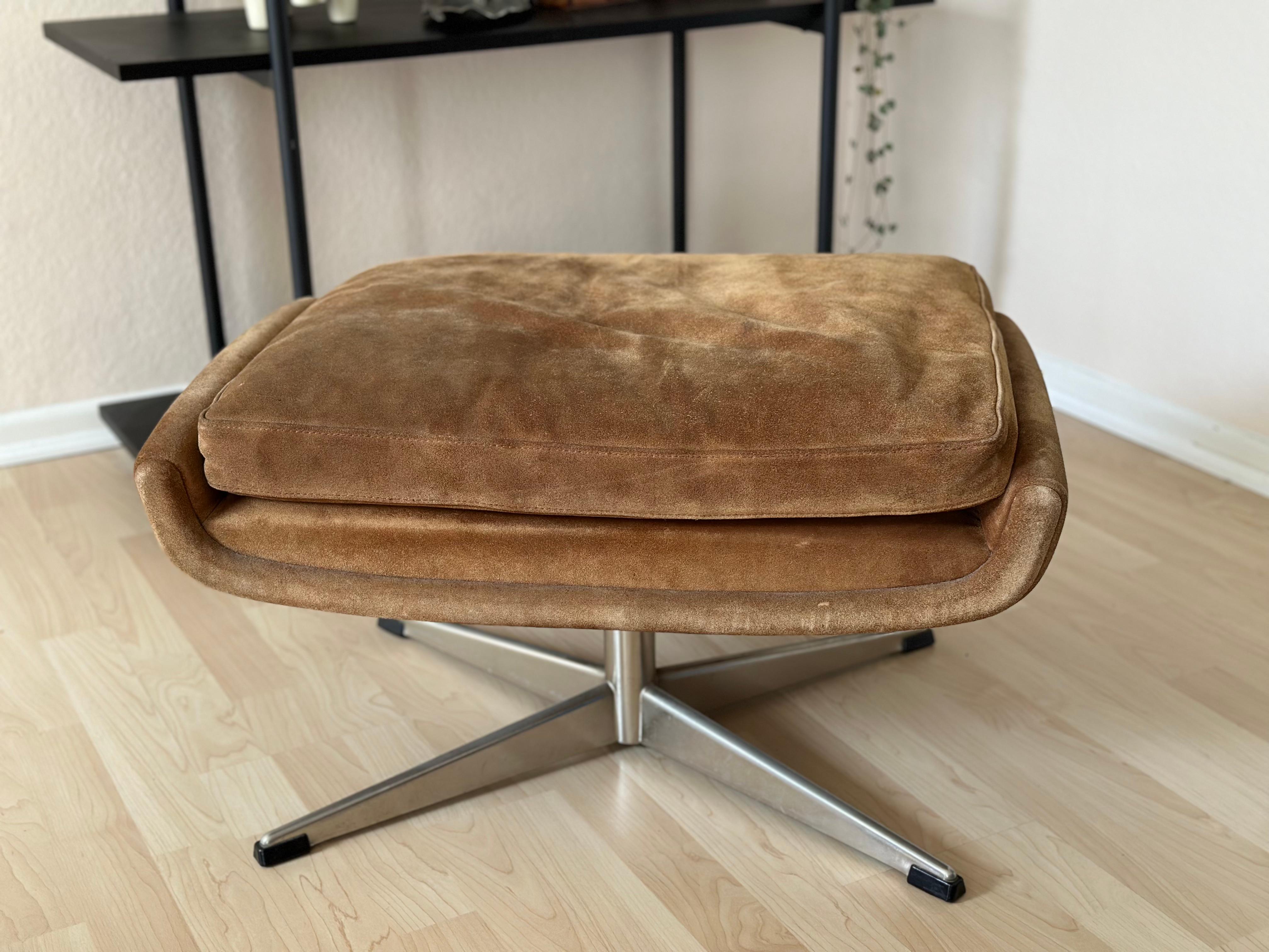 Introducing our exquisite Ottoman, crafted from genuine wild leather and supported by a sturdy metal frame. This practical piece of furniture is the perfect companion for your armchair or sofa, offering both comfort and functionality in one elegant