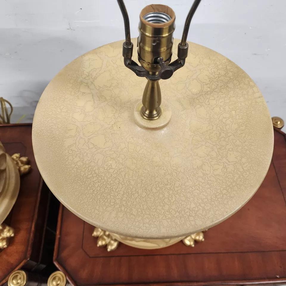 Wildwood Lamps d'epoca in ceramica dorata con piedini a zampa di gallina Coppia in vendita 4