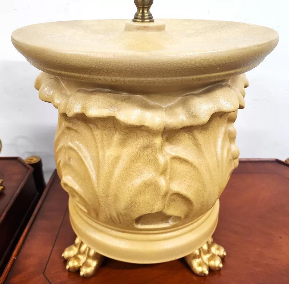 Fine XX secolo Wildwood Lamps d'epoca in ceramica dorata con piedini a zampa di gallina Coppia in vendita