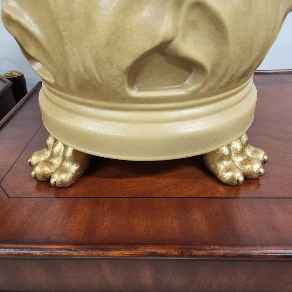 Ottone Wildwood Lamps d'epoca in ceramica dorata con piedini a zampa di gallina Coppia in vendita