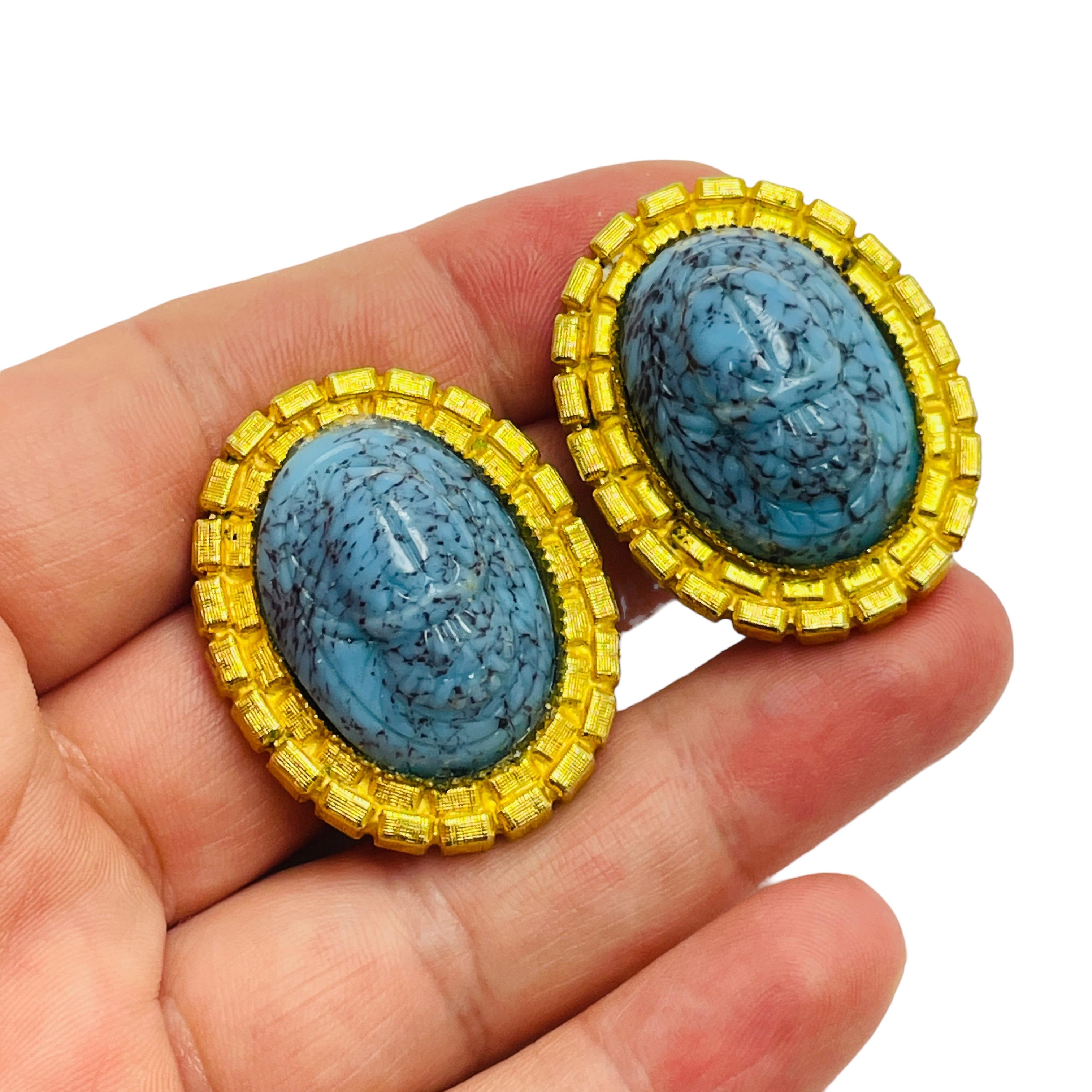 Vintage WILLIAM DE LILLO gold tone scarab glass designer runway clip on earrings For Sale 1