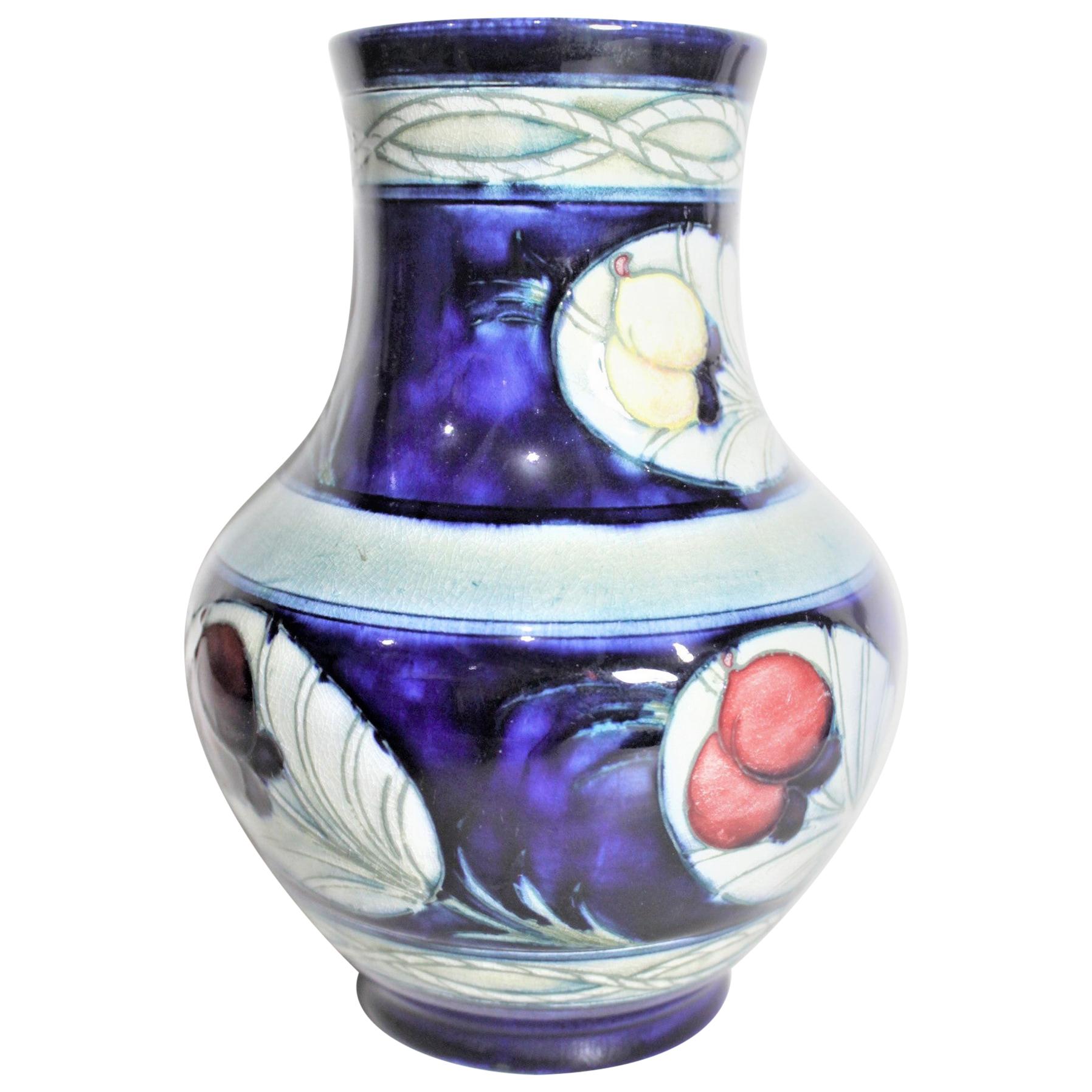 Vase en poterie d'art vintage William Moorcroft « Banded Wisteria » à motifs