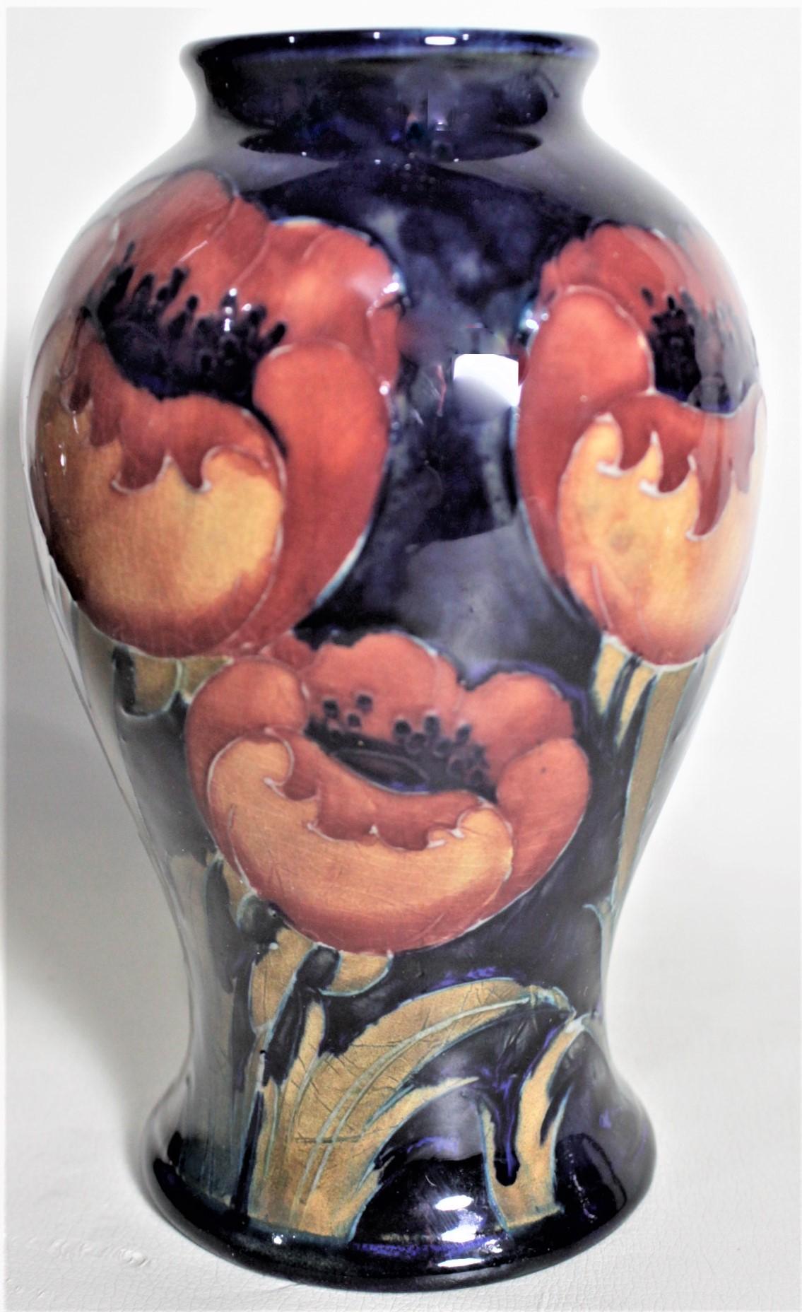 Art déco Vase d'art vintage William Moorcroft à motif coquelicot en vente