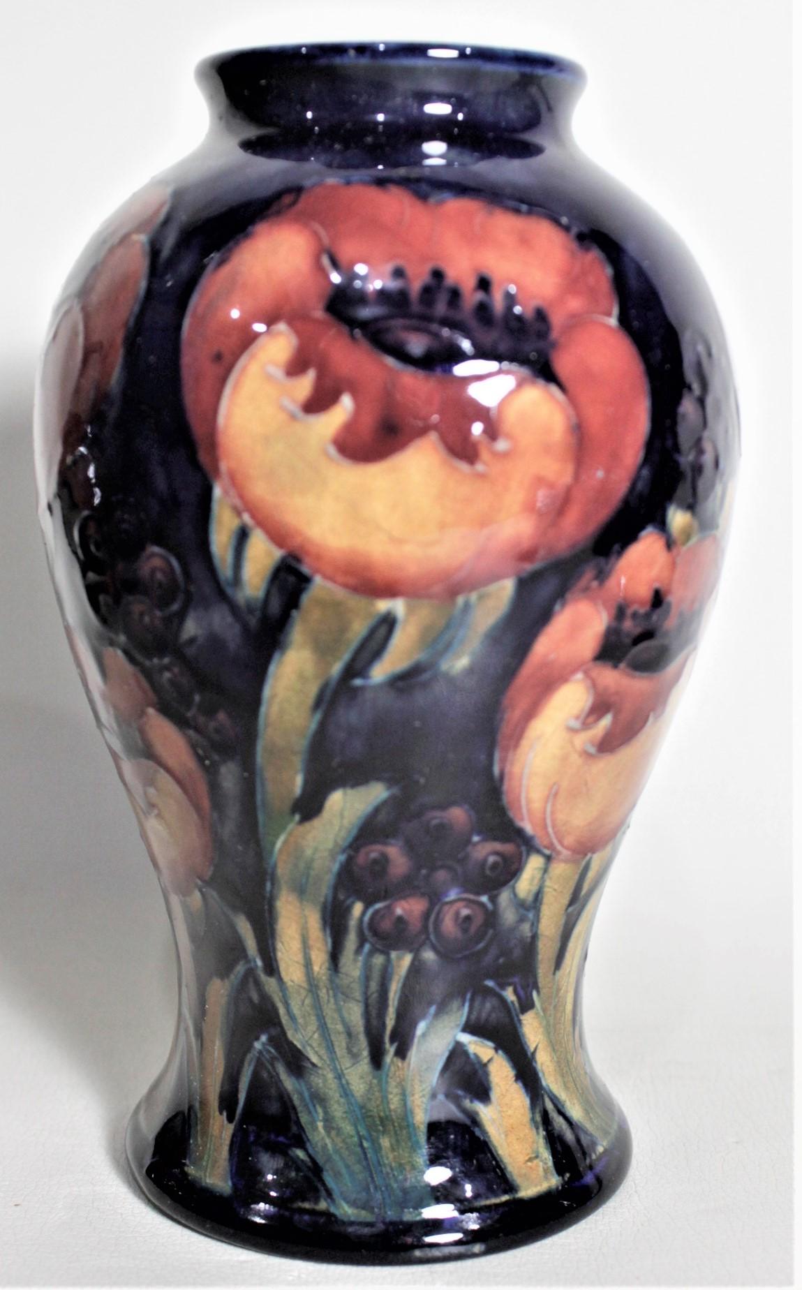 Anglais Vase d'art vintage William Moorcroft à motif coquelicot en vente