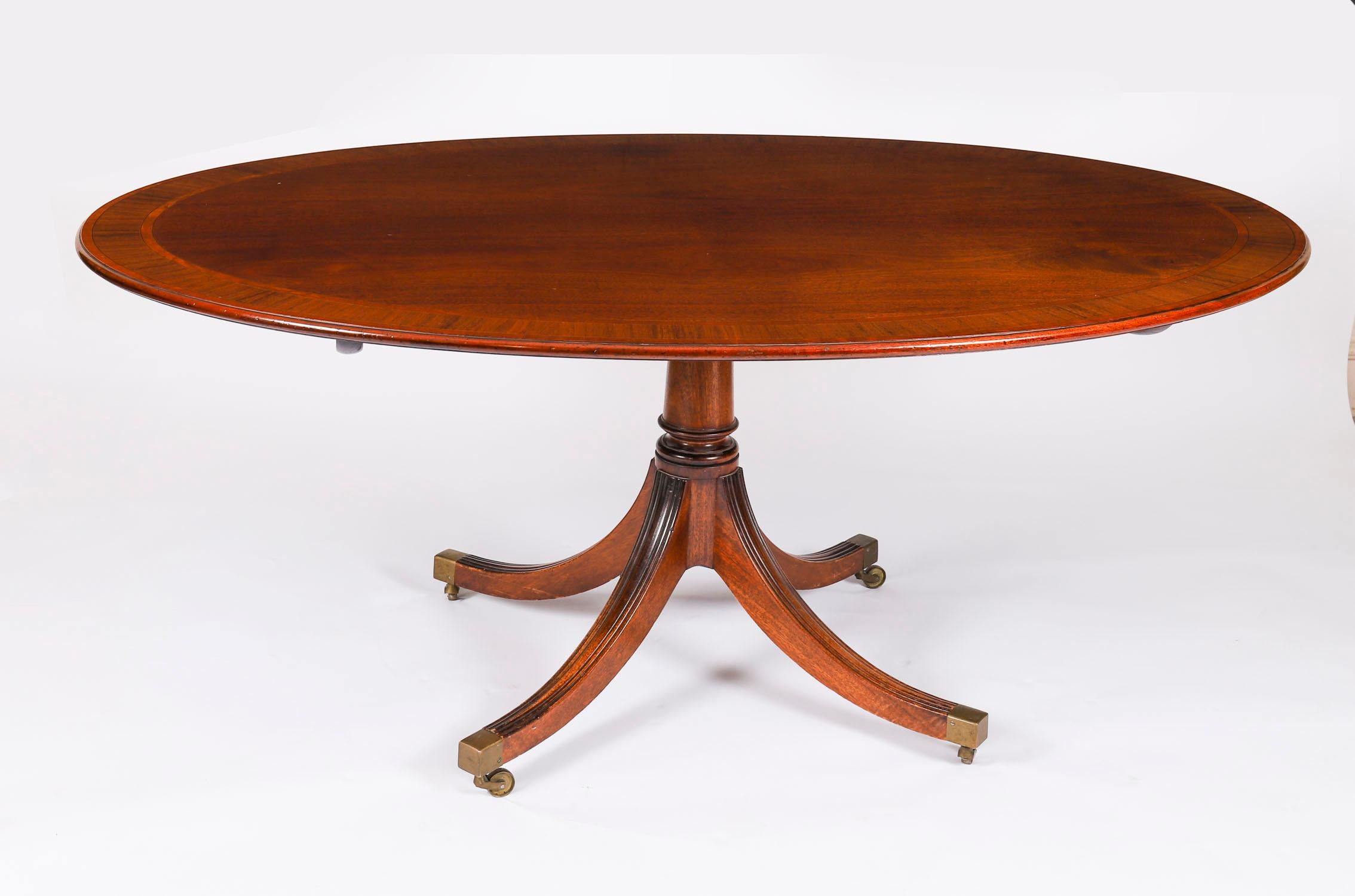 Néo-Régence Vintage William Tillman Oval Regency Revival Table de salle à manger 20ème siècle en vente
