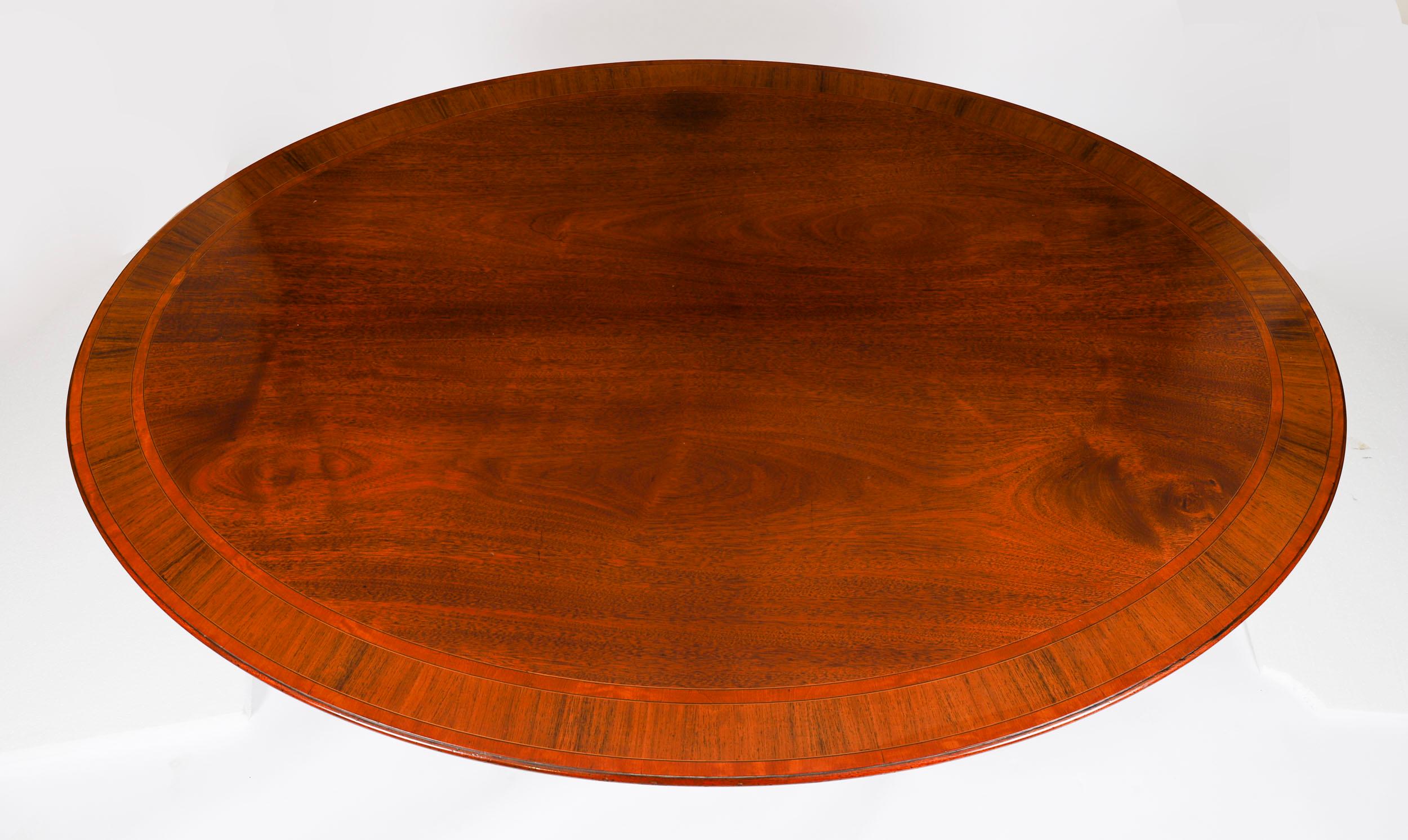 Anglais Vintage William Tillman Oval Regency Revival Table de salle à manger 20ème siècle en vente