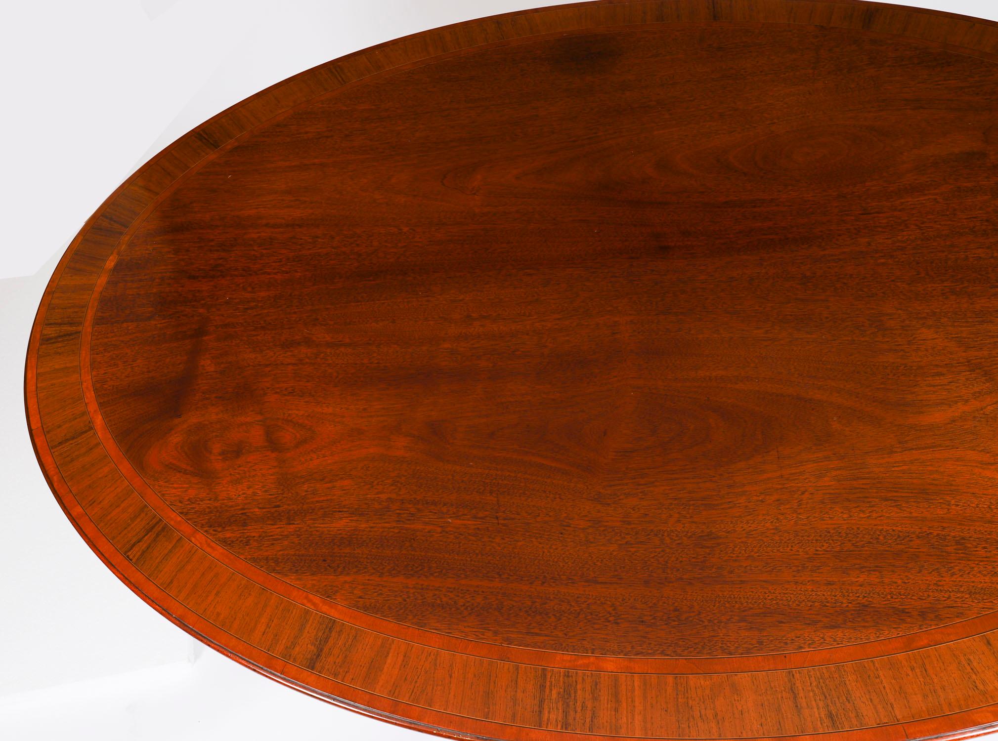 Vintage William Tillman Oval Regency Revival Table de salle à manger 20ème siècle Bon état - En vente à London, GB
