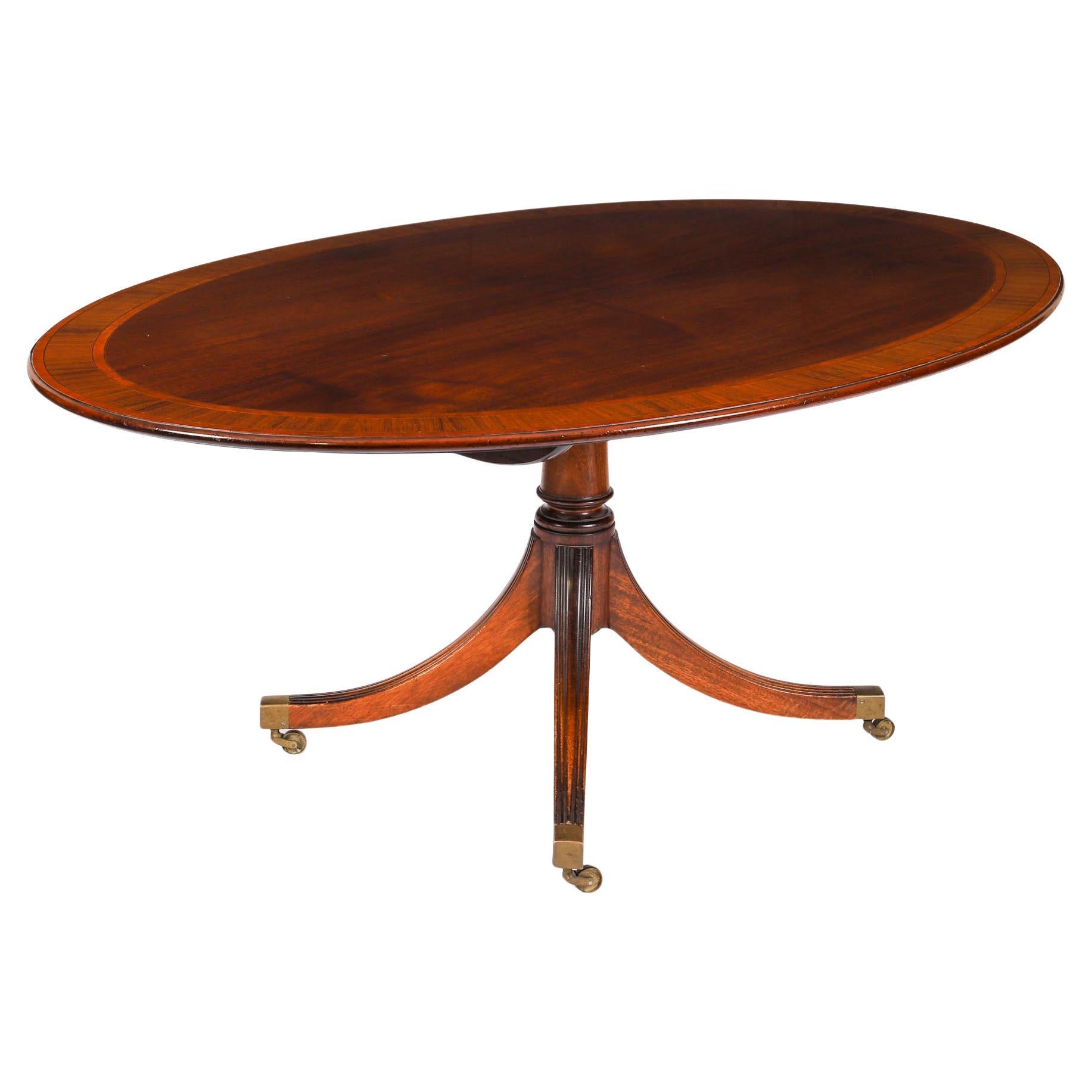 Vintage William Tillman Oval Regency Revival Table de salle à manger 20ème siècle en vente