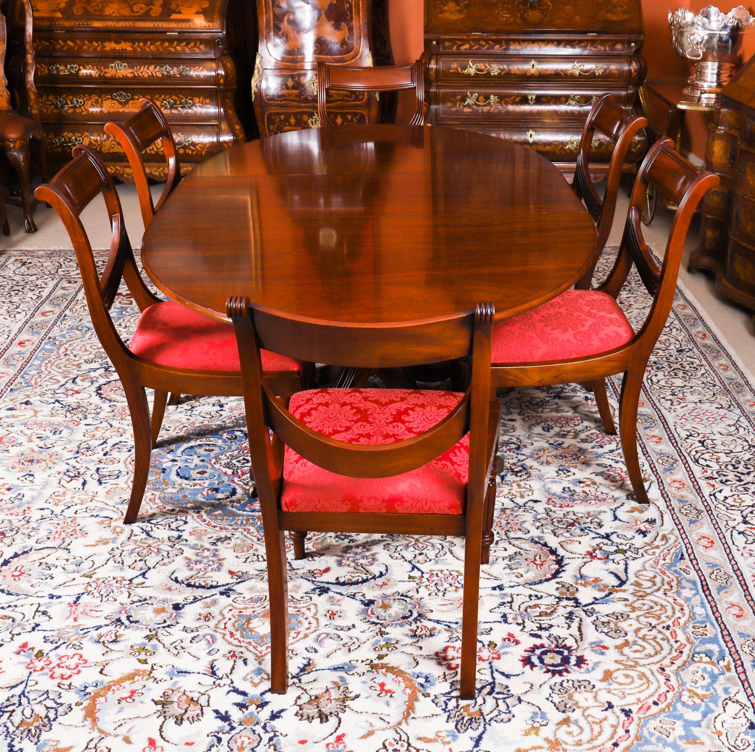 Il s'agit d'une fabuleuse table de salle à manger Regency Revival vintage, fabriquée par le maître ébéniste William Tillman dans les années 1990 et portant son Label, et de six chaises de salle à manger Regency Revival à dossier en accordéon.

Cette