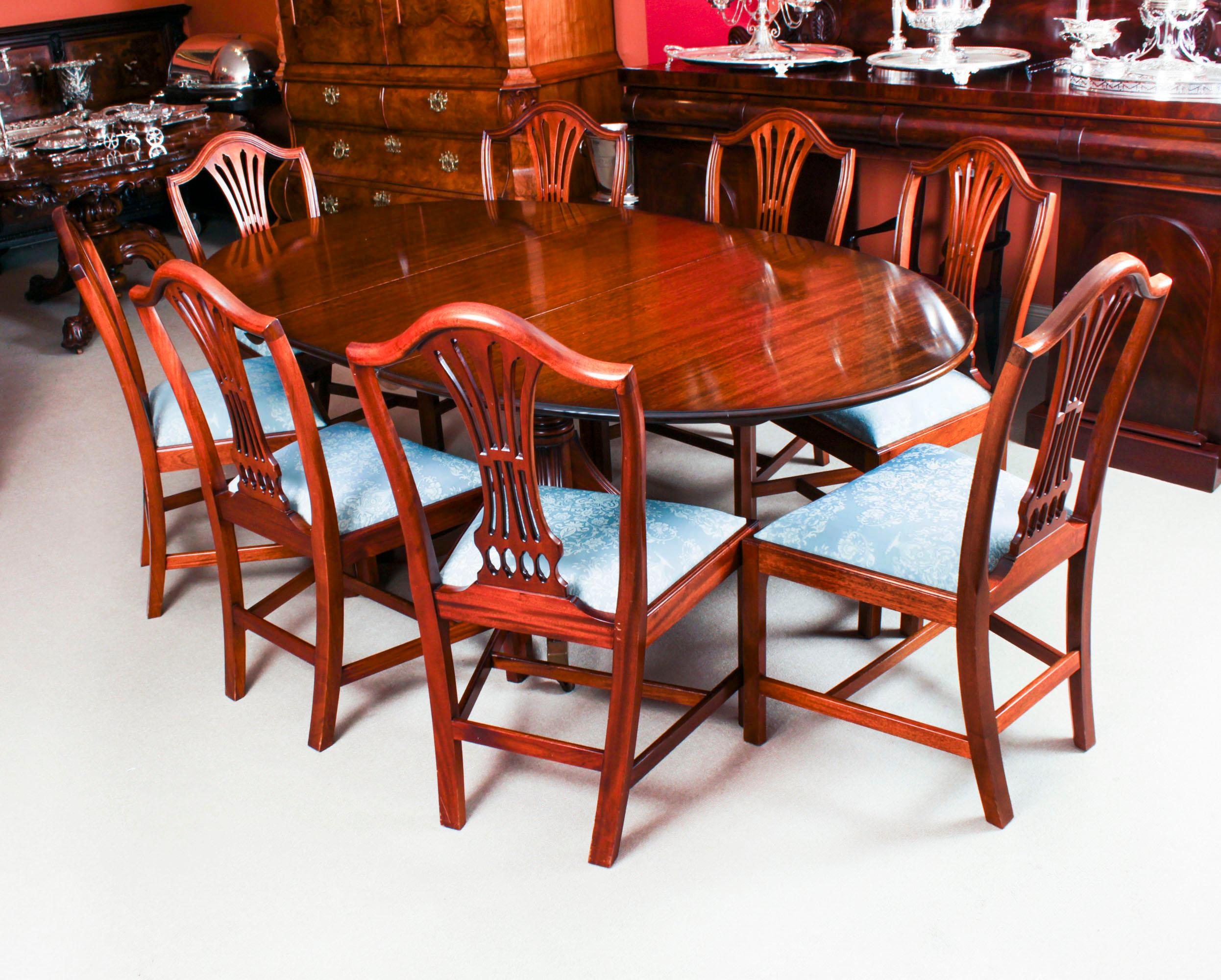This is a  fabulous vintage Regency Revival dining table, made  by the master cabinet maker William Tillman in the 1990s and bearing his label. 
The beautiful oval dining table is made of flame mahogany with one leaf, the leaf can be added or