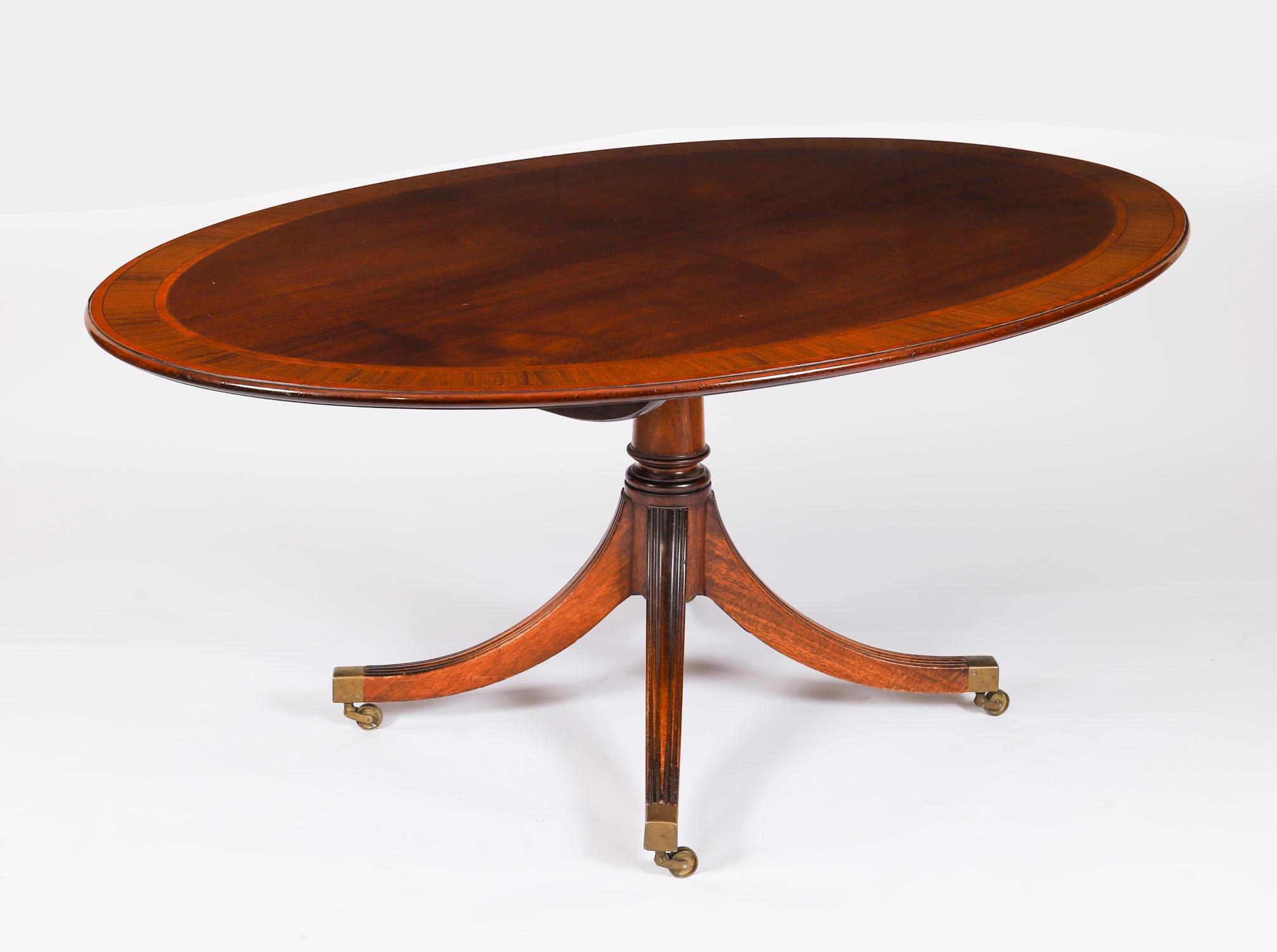Il s'agit d'un fabuleux ensemble de salle à manger vintage comprenant une table de salle à manger Regency Revival et huit chaises de salle à manger à dossier bouclier, fabriquées par le maître ébéniste William Tillman dans les années 1990 et portant