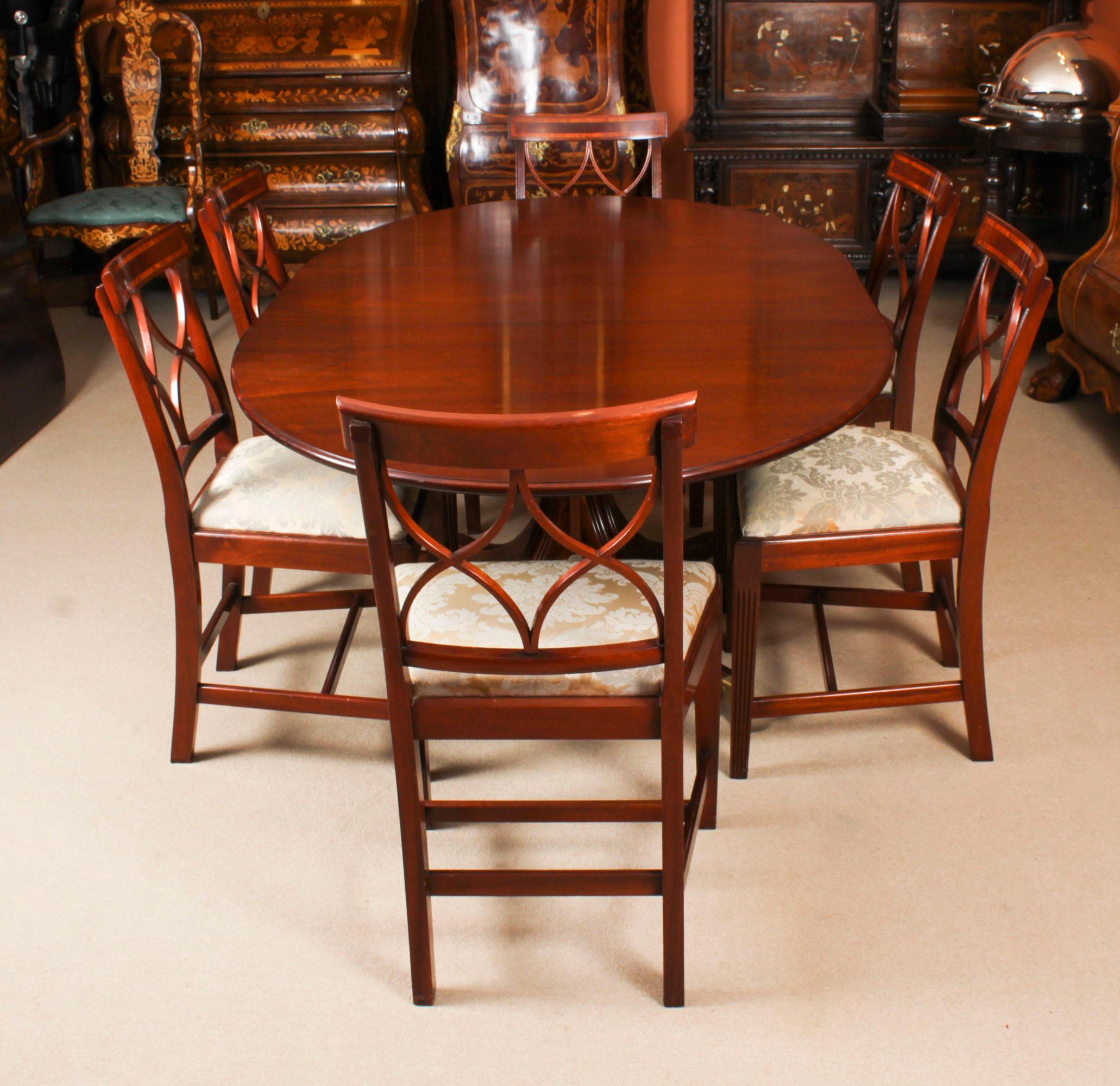 This is a  fabulous vintage dining set which comprises a Regency Revival dining table made by the master cabinet maker William Tillman in the 1990s and bearing his label, and a set of six dining chairs.

The beautiful oval dining table is made of