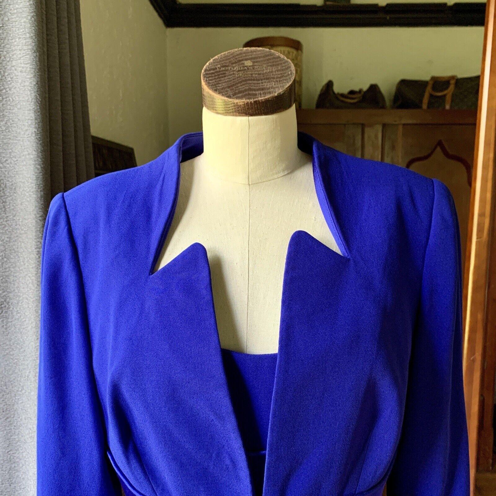 TRAVILLA - Ensemble robe et veste vintage en satin bleu avec strass, taille 10 Bon état - En vente à Asheville, NC