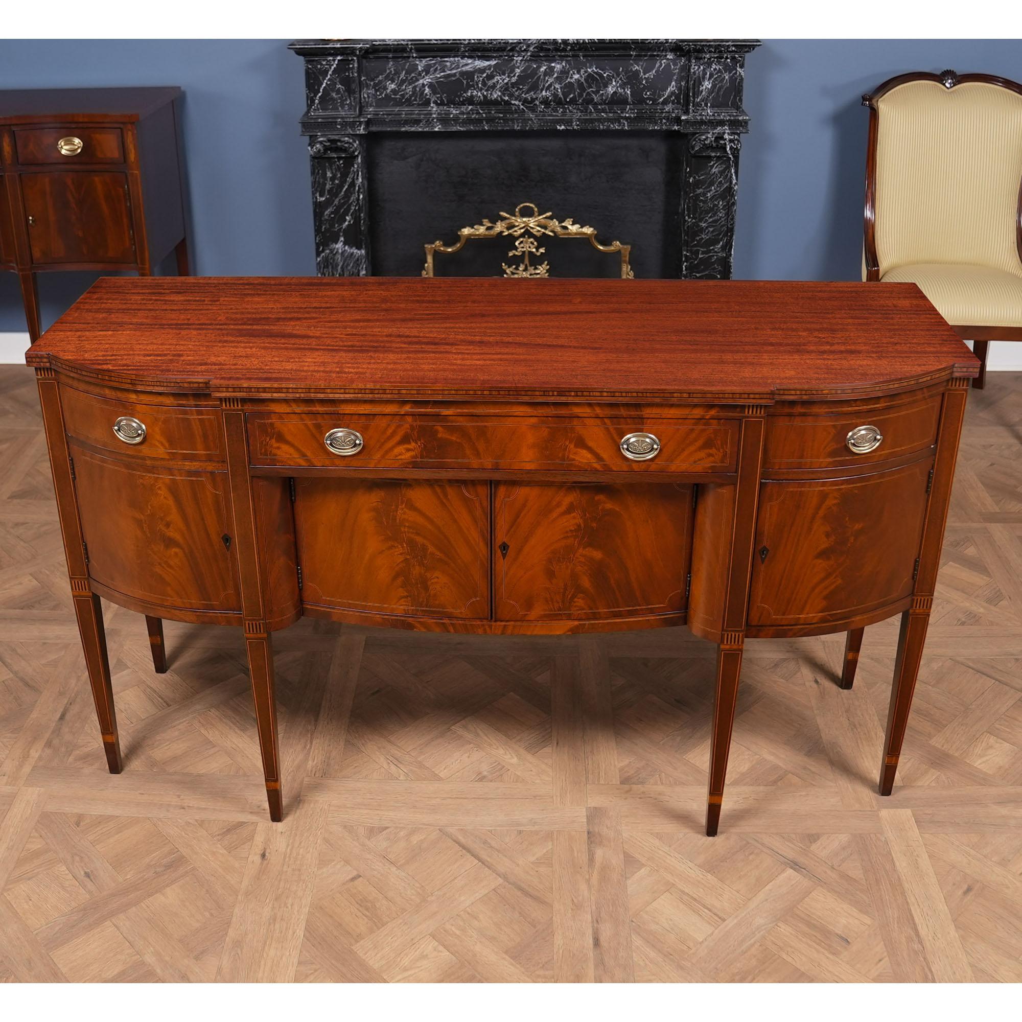 De Niagara Furniture, un buffet Vintage Williams-Kimp en excellent état, avec le dessus qui a été récemment poli à la française pour lui donner un look tout droit sorti de la salle d'exposition.

Simple mais sophistiqué, ce magnifique buffet