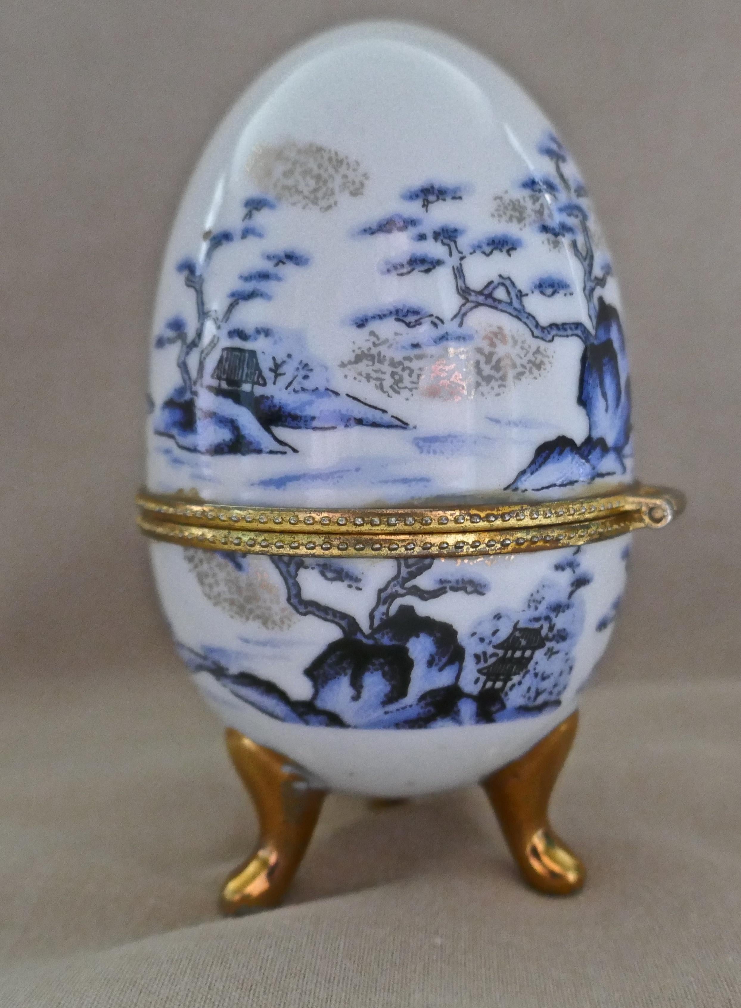 Boîte à bijoux vintage en céramique en forme d'œuf avec couvercle à charnière

Cet œuf (boîte à bijoux) vintage du 20e siècle en céramique repose sur des pieds profilés et est décoré du motif classique de saule

La boîte est en très bon état:: le