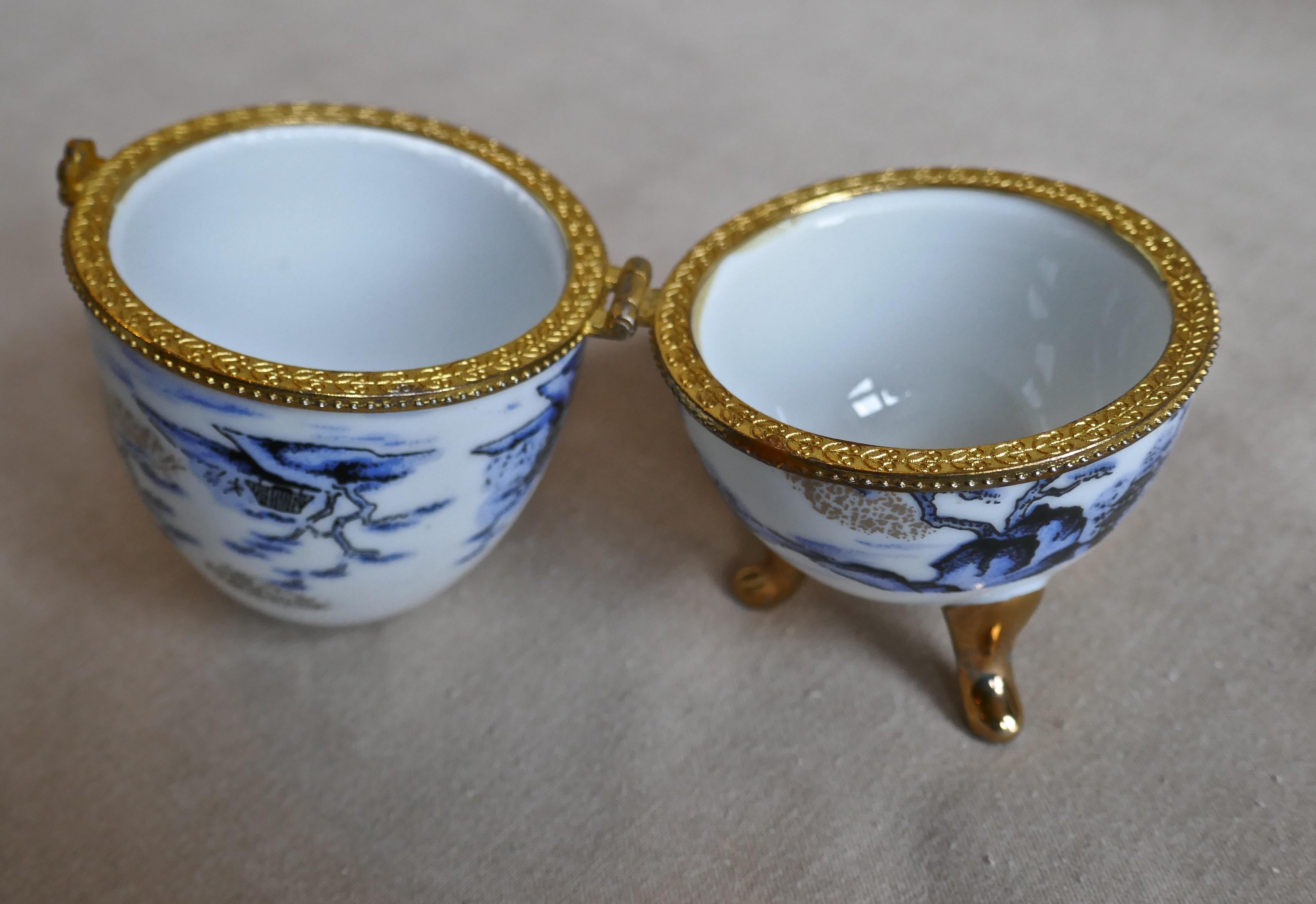 Vintage Willow Pattern Egg Shaped Ceramic Trinket Box with Hinged Lid Bon état à Godshill, Isle of Wight