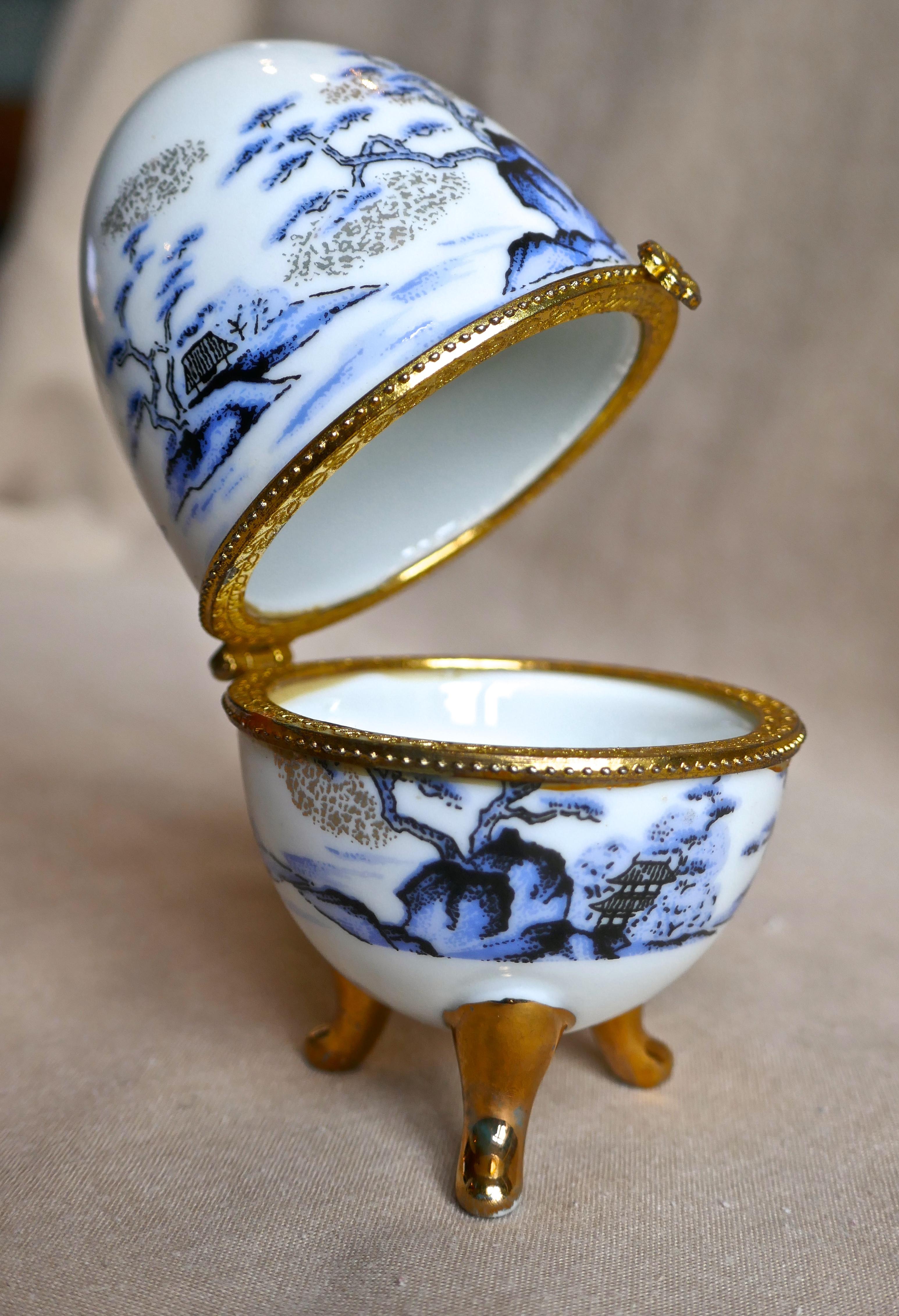 20ième siècle Vintage Willow Pattern Egg Shaped Ceramic Trinket Box with Hinged Lid