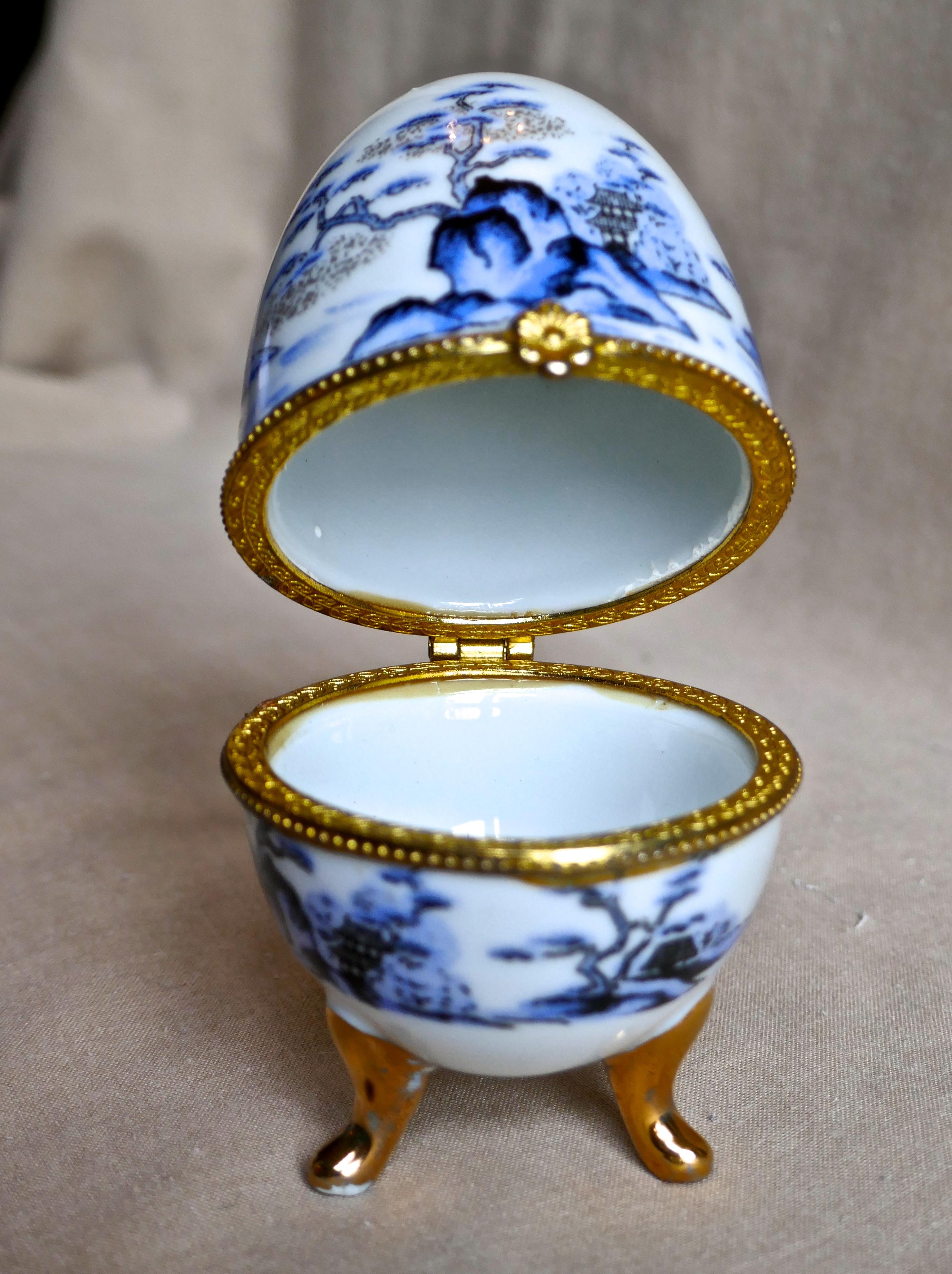 Vintage Willow Pattern Egg Shaped Ceramic Trinket Box with Hinged Lid 1