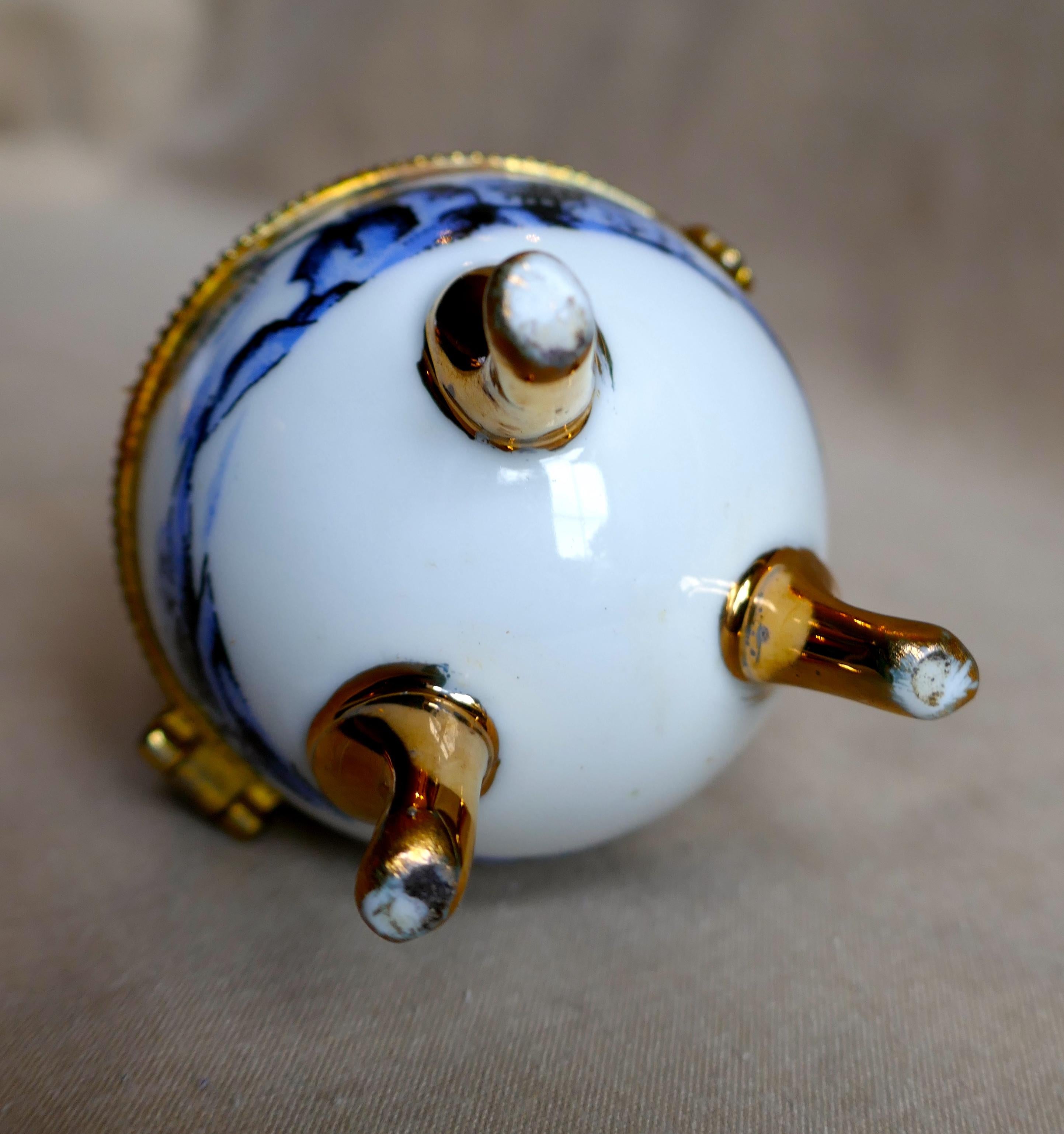 Vintage Willow Pattern Egg Shaped Ceramic Trinket Box with Hinged Lid 2