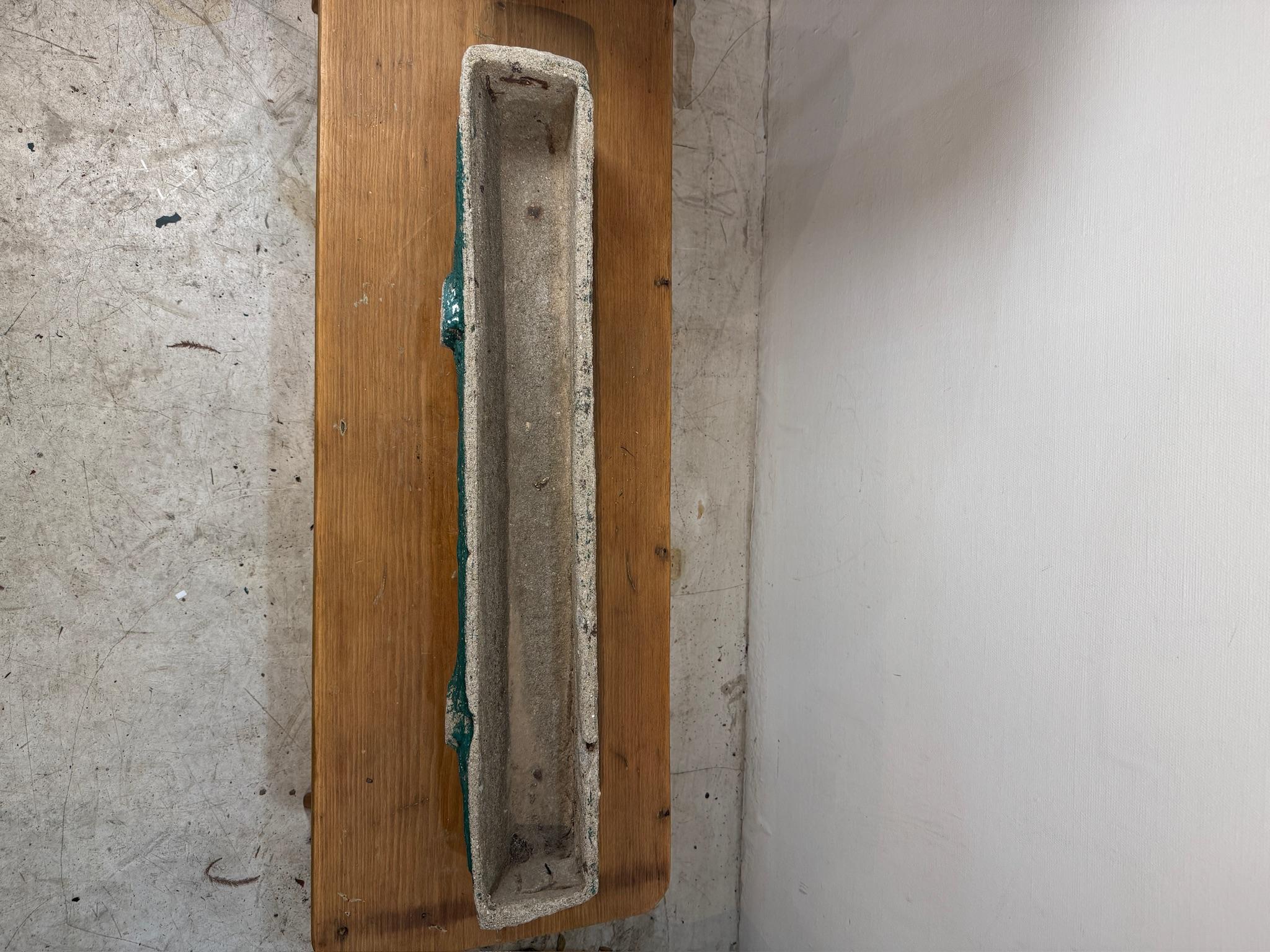 Als markantes Beispiel für Schweizer Industriedesign aus der Mitte des Jahrhunderts versprüht dieser Vintage-Trog aus Gussbeton von Willy Guhl zeitlosen Charme und architektonischen Reiz. Willy Guhl, ein bahnbrechender Schweizer Designer, der für