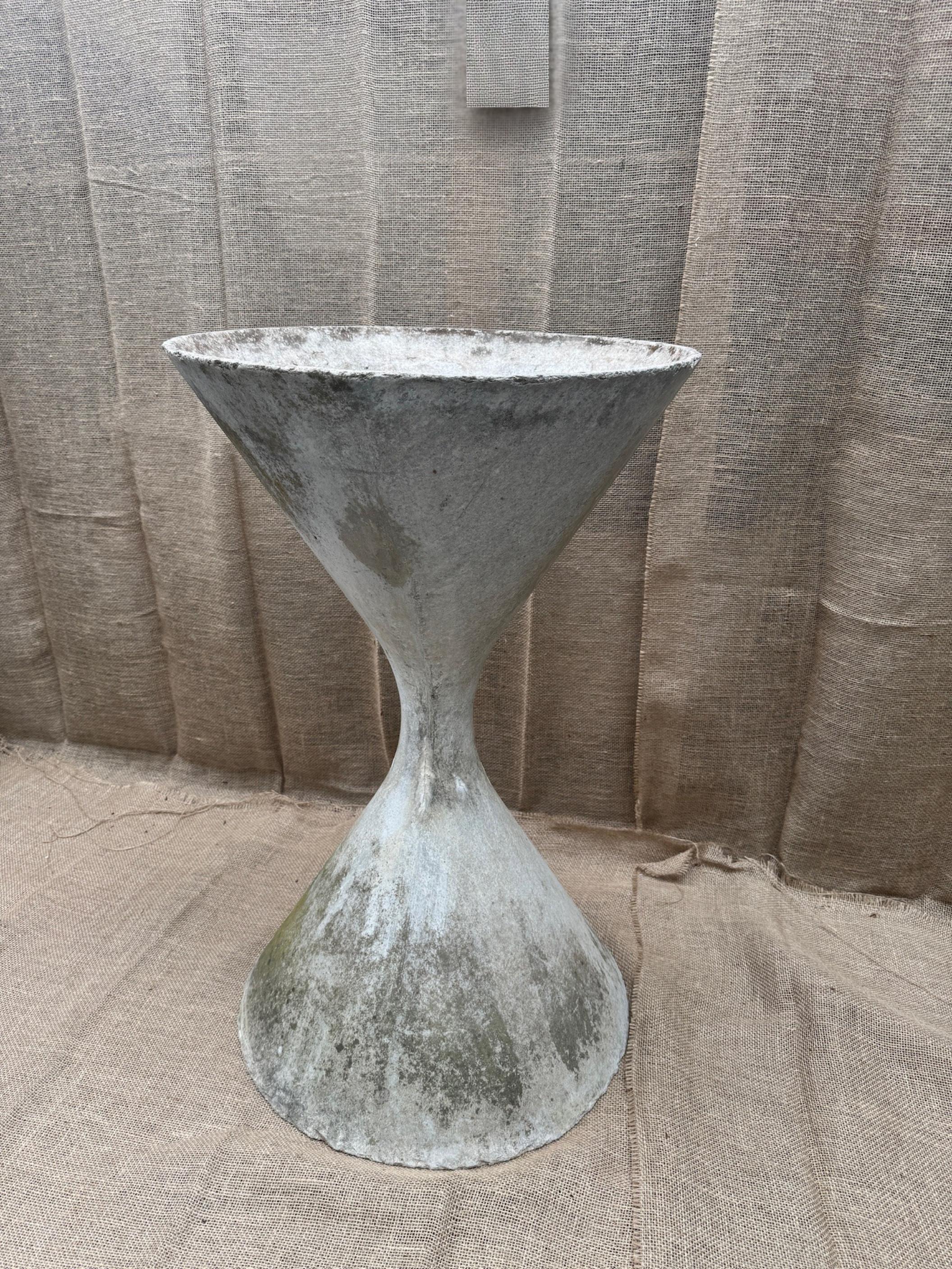 Cette exceptionnelle jardinière vintage est attribuée au célèbre designer suisse Willy Guhl, qui a redéfini l'esthétique du Living in Design au milieu du XXe siècle grâce à sa collaboration avec Eternit (Suisse). L'œuvre de Guhl est célébrée pour