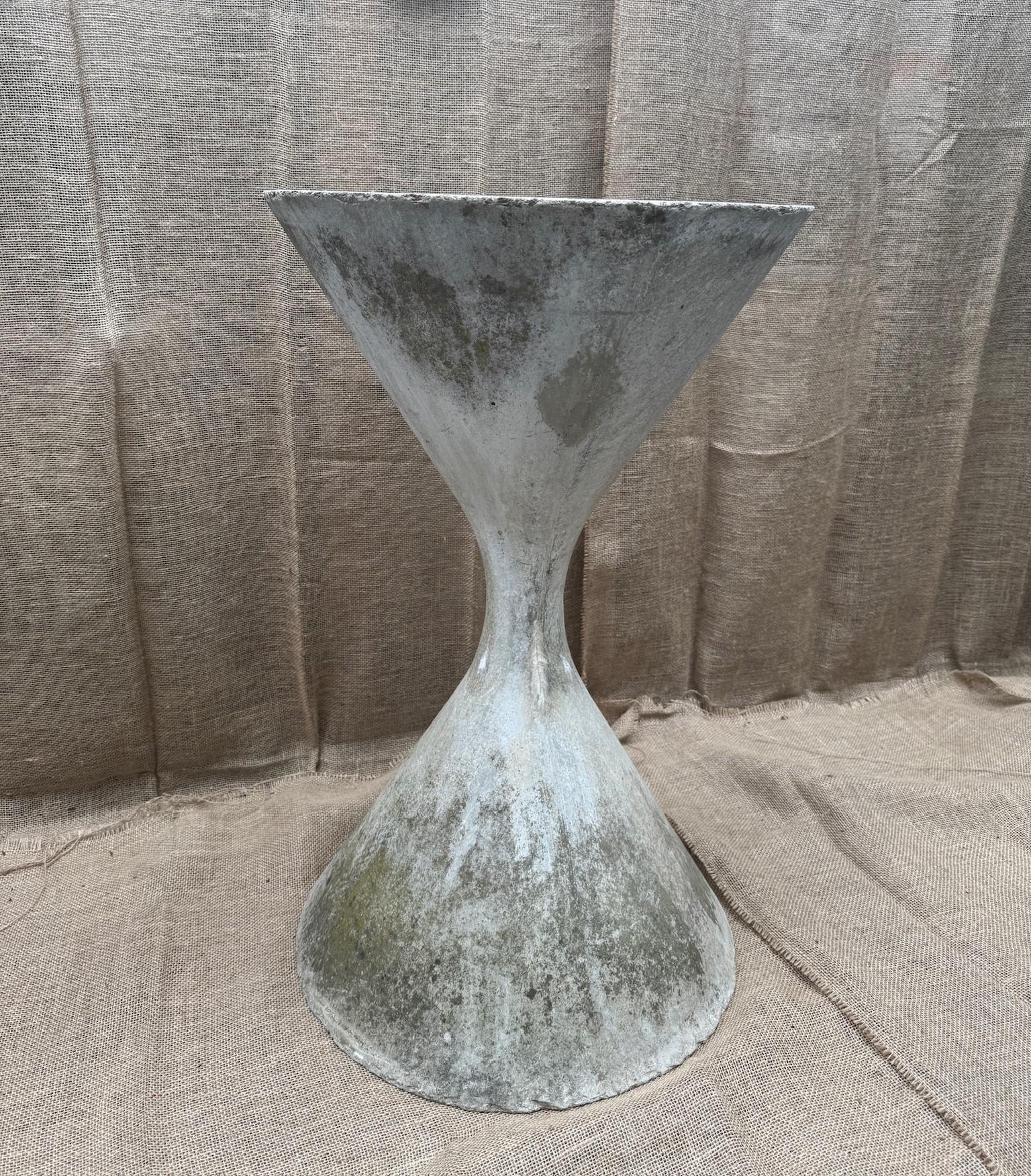 Jardinière vintage Willy Guhl Eternit Hourglass - Icône de la modernité du milieu du siècle en Suisse Bon état - En vente à West Hollywood, CA