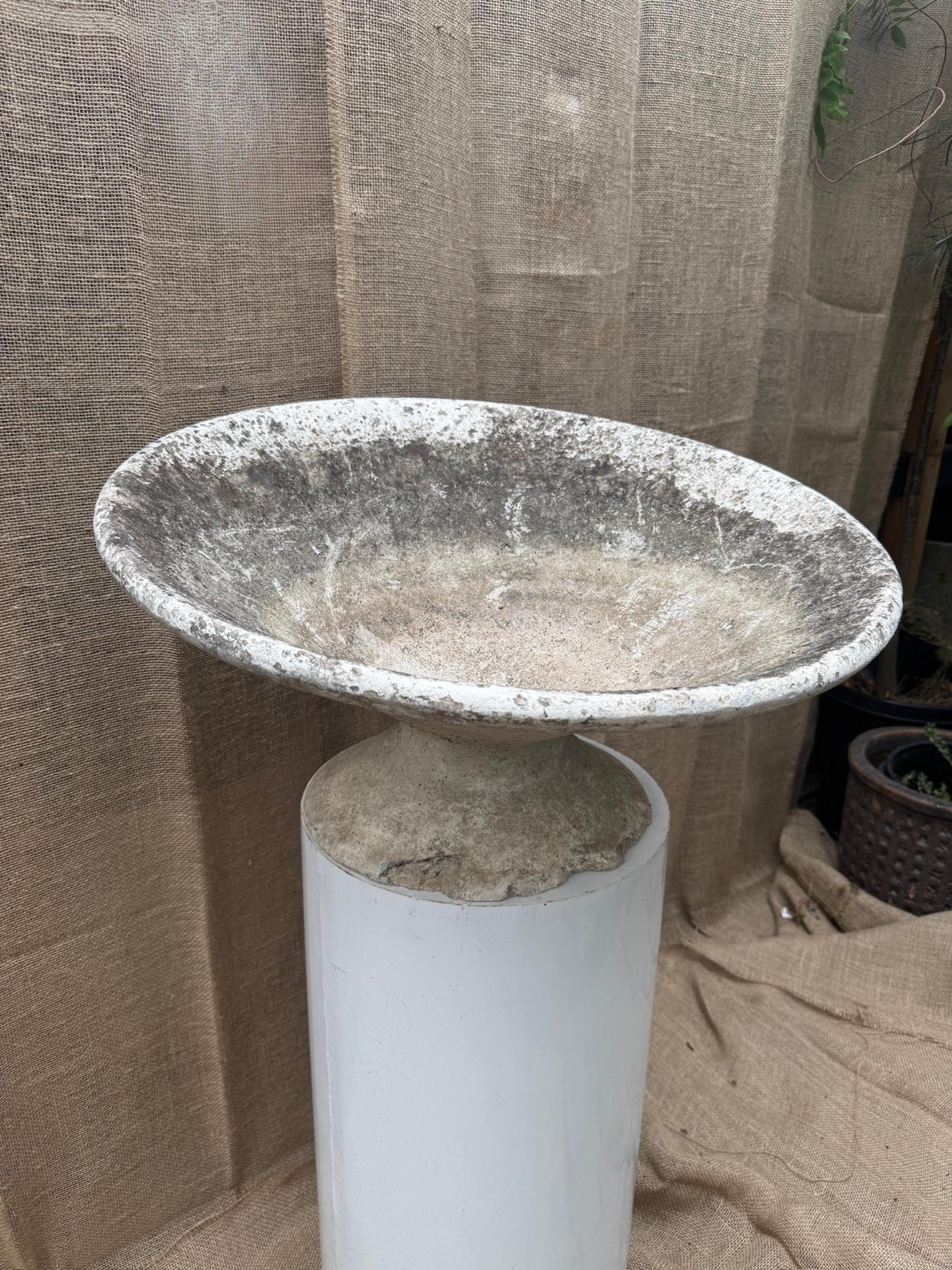 Questa fioriera vintage in cemento Willy Guhl incarna l'eleganza senza tempo del design moderno svizzero di metà secolo. Realizzato negli anni '60-'70, il pezzo fa parte del celebre lavoro di Guhl con Eternit, dove ha sperimentato oggetti scultorei