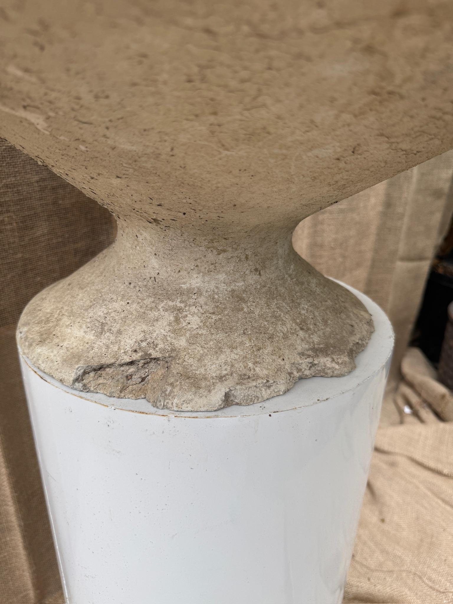 Vaso in cemento inclinabile di grandi dimensioni Willy Guhl - Scultura moderna del metà del secolo scorso In condizioni buone in vendita a West Hollywood, CA