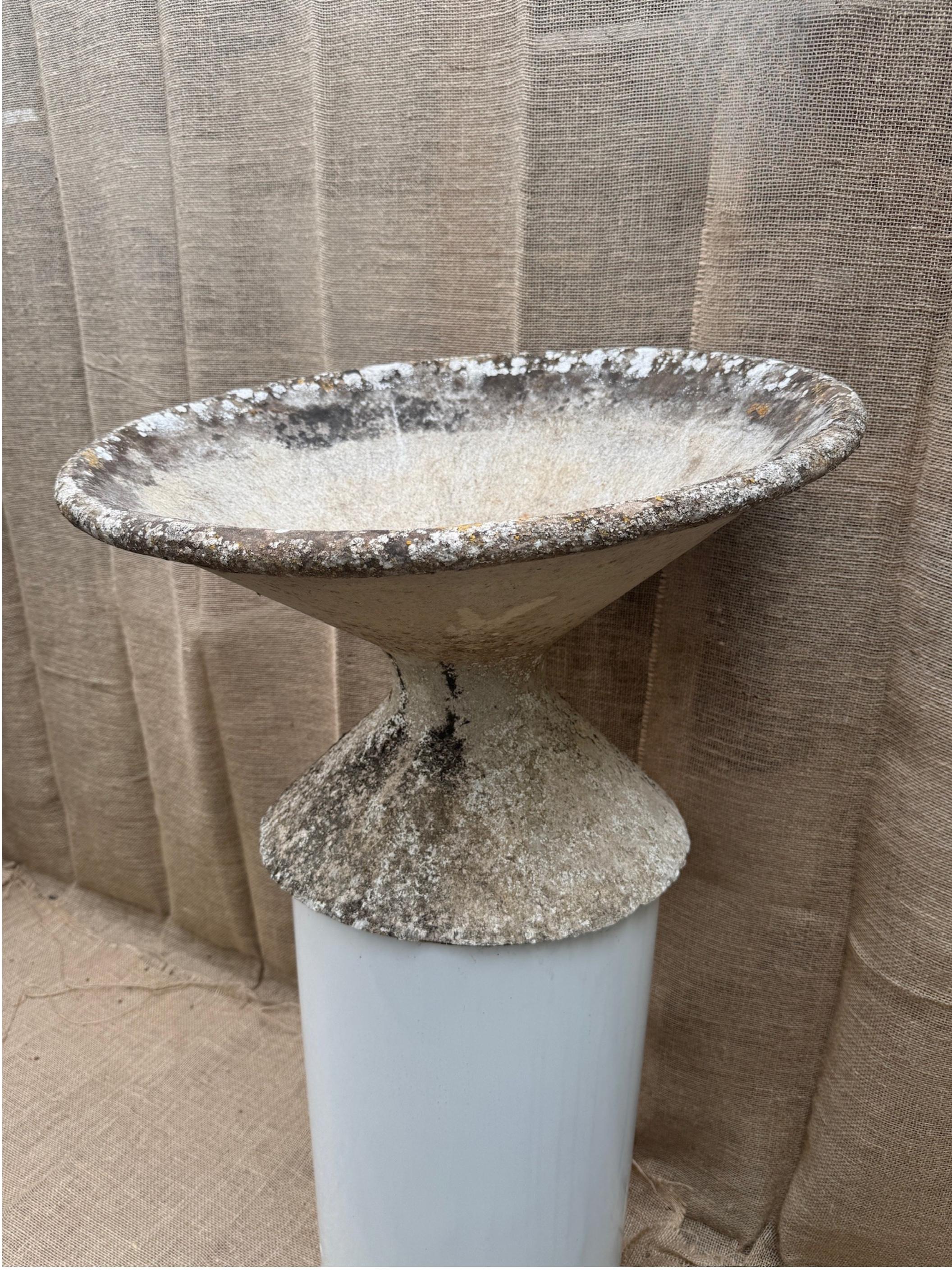 Questa straordinaria fioriera vintage a ribalta è stata disegnata dal famoso modernista svizzero Willy Guhl per Eternit a metà del XX secolo. Realizzata in resistente fibrocemento, la fioriera mostra la maestria di Guhl nel design scultoreo e