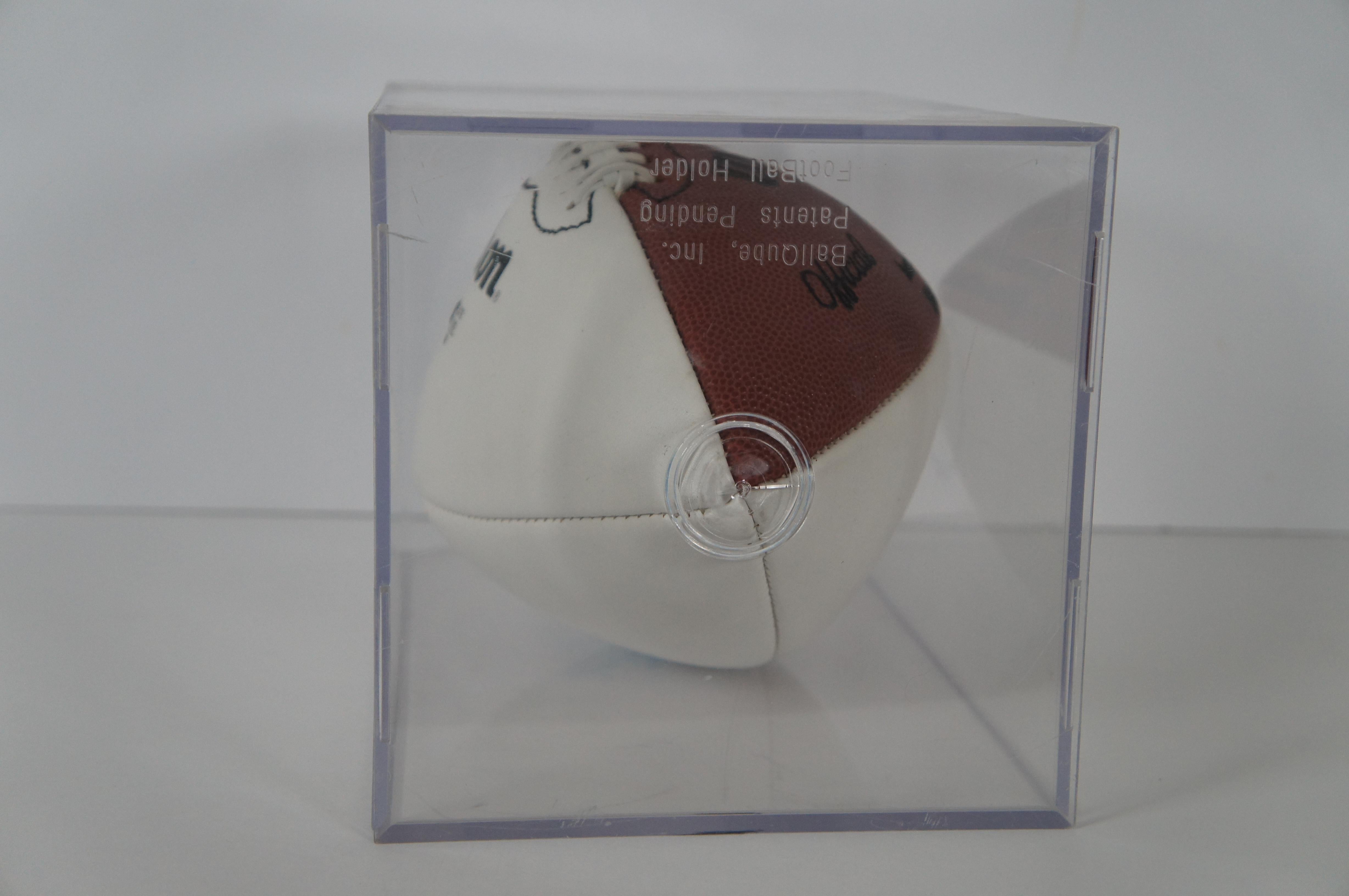 Boîtier de présentation de trophée officiel de football NFL en cuir et acrylique vintage de 12 pouces de Wilson Bon état à Dayton, OH