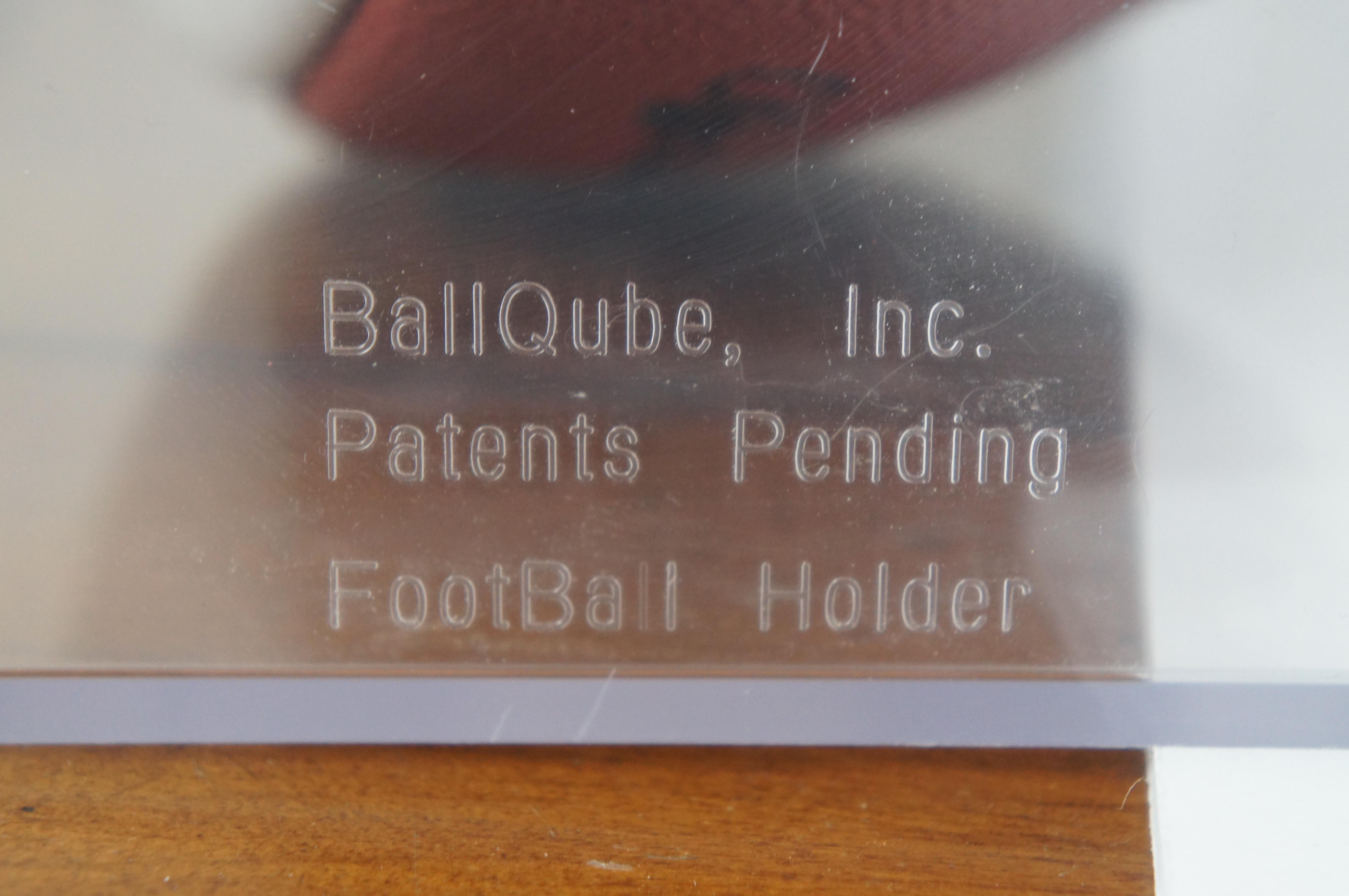 20ième siècle Boîtier de présentation de trophée officiel de football NFL en cuir et acrylique vintage de 12 pouces de Wilson