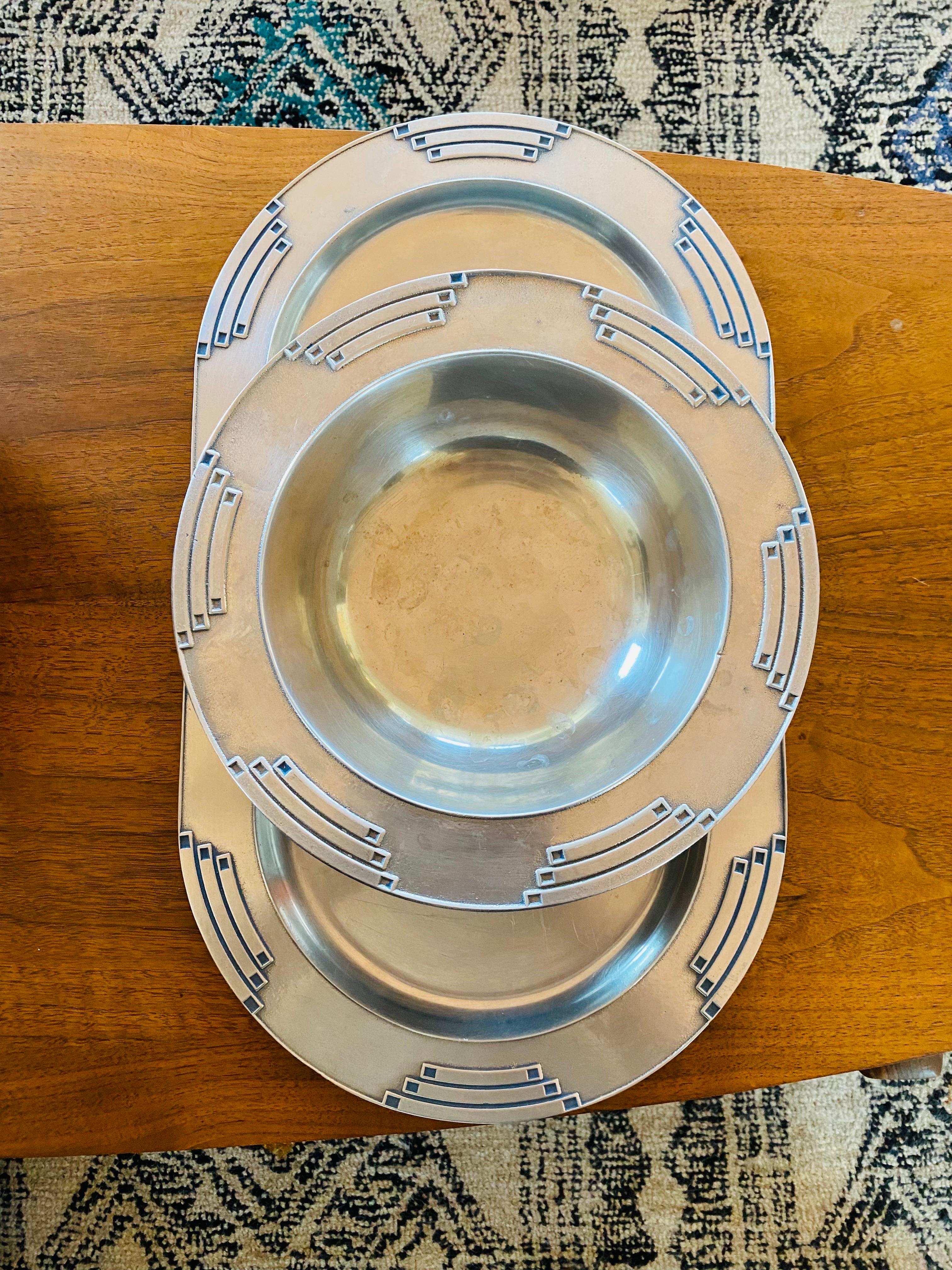 Juego de plato y cuenco Vintage Wilton Armetale Tribar Design finales del siglo XX en venta