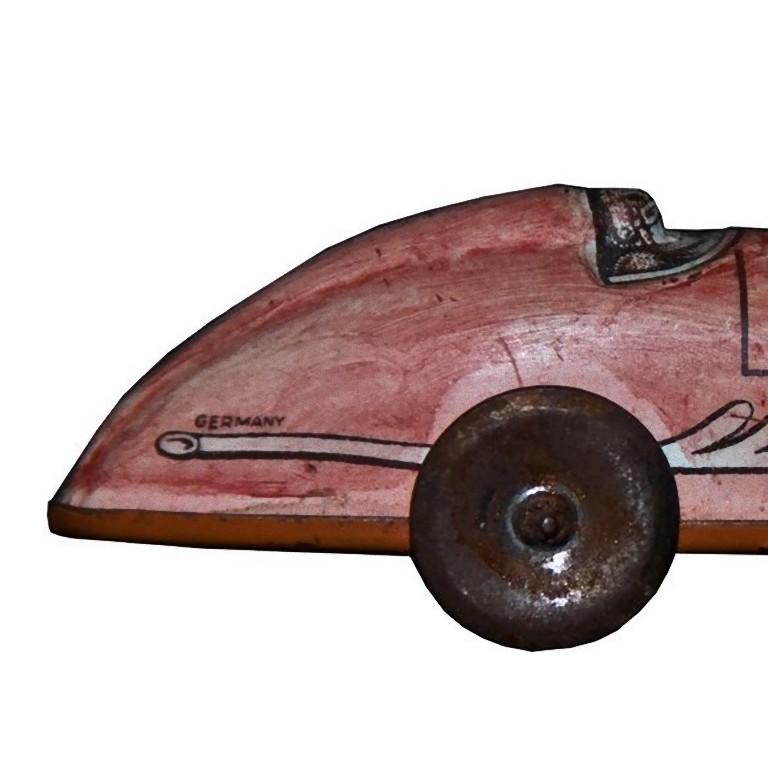 Dieses aufziehbare kleine Auto ist ein mechanisches Vintage-Spielzeug.

Sehr kleines schönes Auto schön detailliert und mit seinem perfekt funktionierenden Uhrwerk.

Hergestellt in Deutschland. Unbekannter Hersteller und Alter. Kein