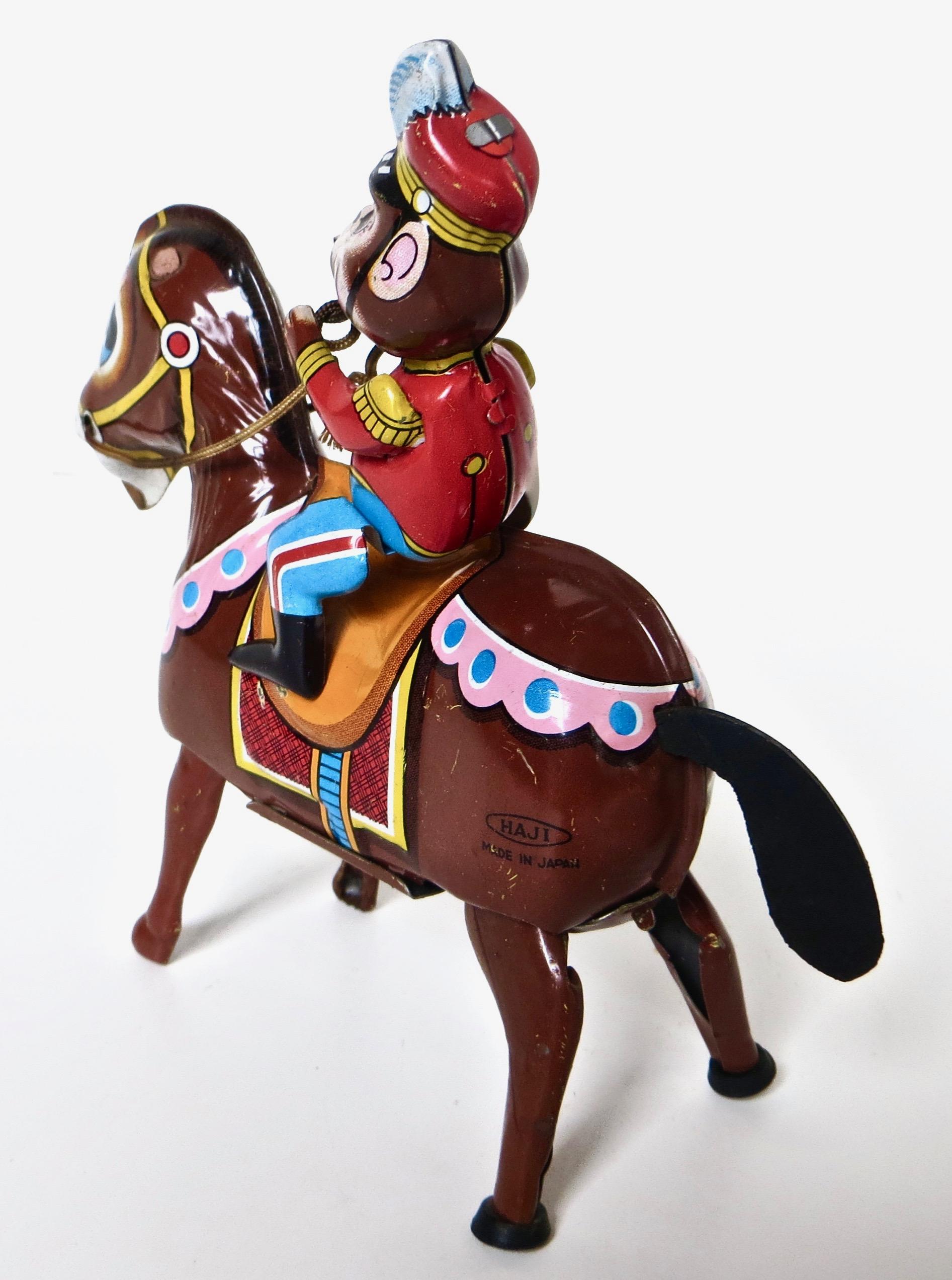 Vintage-Wind-Spielzeug aus Zinn „Monkey Riding A Horse“ von Haji Co., Japan, um 1958 (Volkskunst) im Angebot