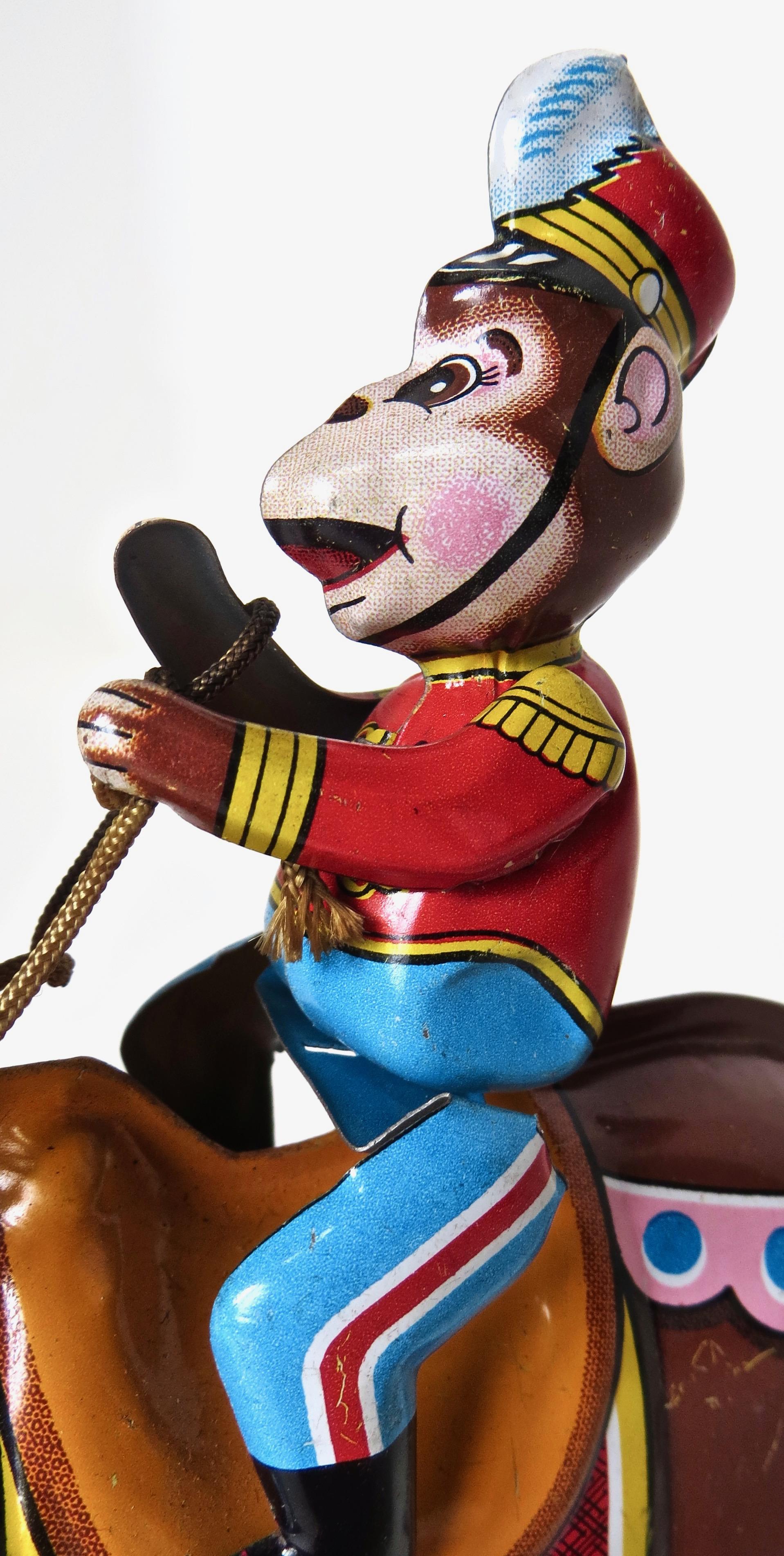 Vintage-Wind-Spielzeug aus Zinn „Monkey Riding A Horse“ von Haji Co., Japan, um 1958 (Metallarbeit) im Angebot
