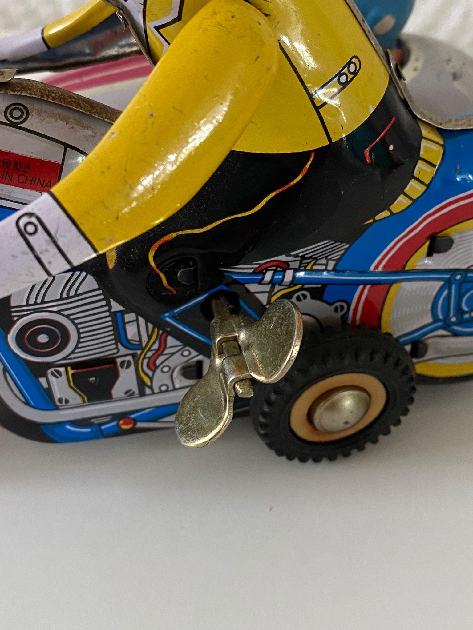 Moto de juguete de hojalata de época de cuerda con copiloto y llave mediados del siglo XX en venta