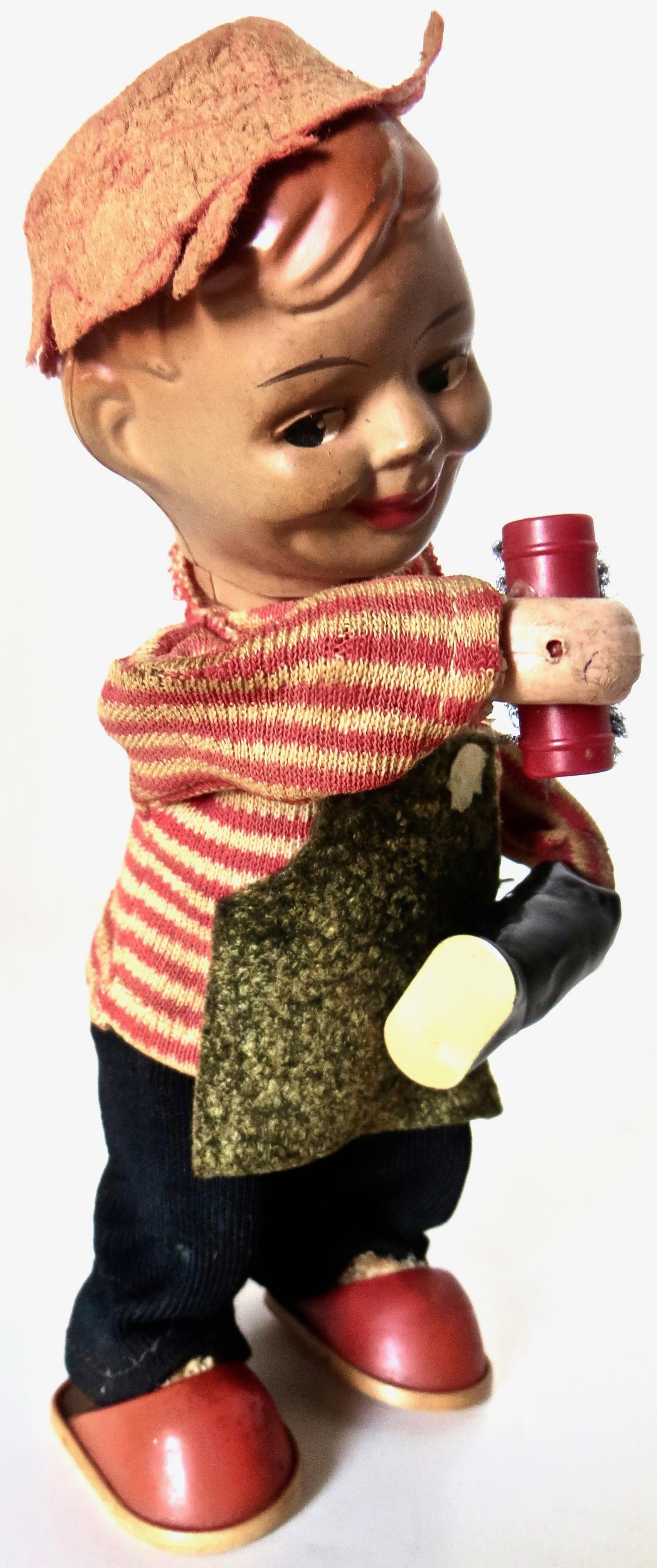 Vintage Wind-Up-Spielzeug, ca. 1950, „Smiling Boy Polishing Stiefel“, selten (Volkskunst) im Angebot