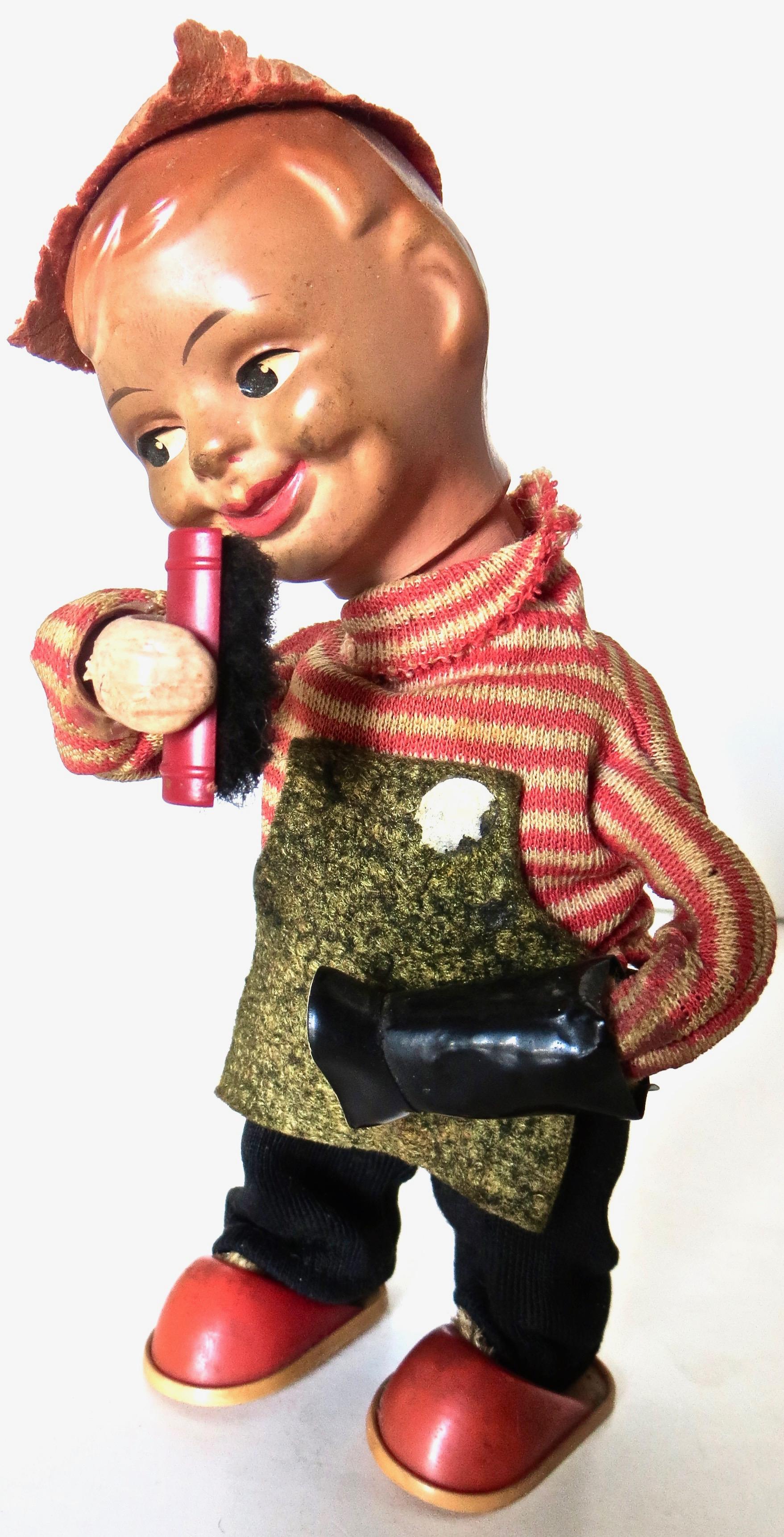 Vintage Wind-Up-Spielzeug, ca. 1950, „Smiling Boy Polishing Stiefel“, selten (Handgefertigt) im Angebot