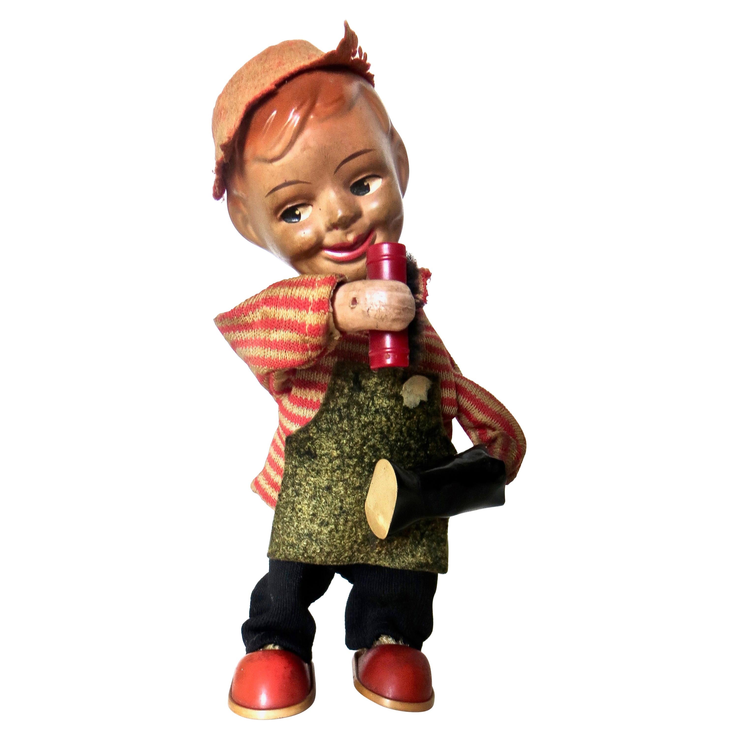 Vintage Wind-Up-Spielzeug, ca. 1950, „Smiling Boy Polishing Stiefel“, selten im Angebot