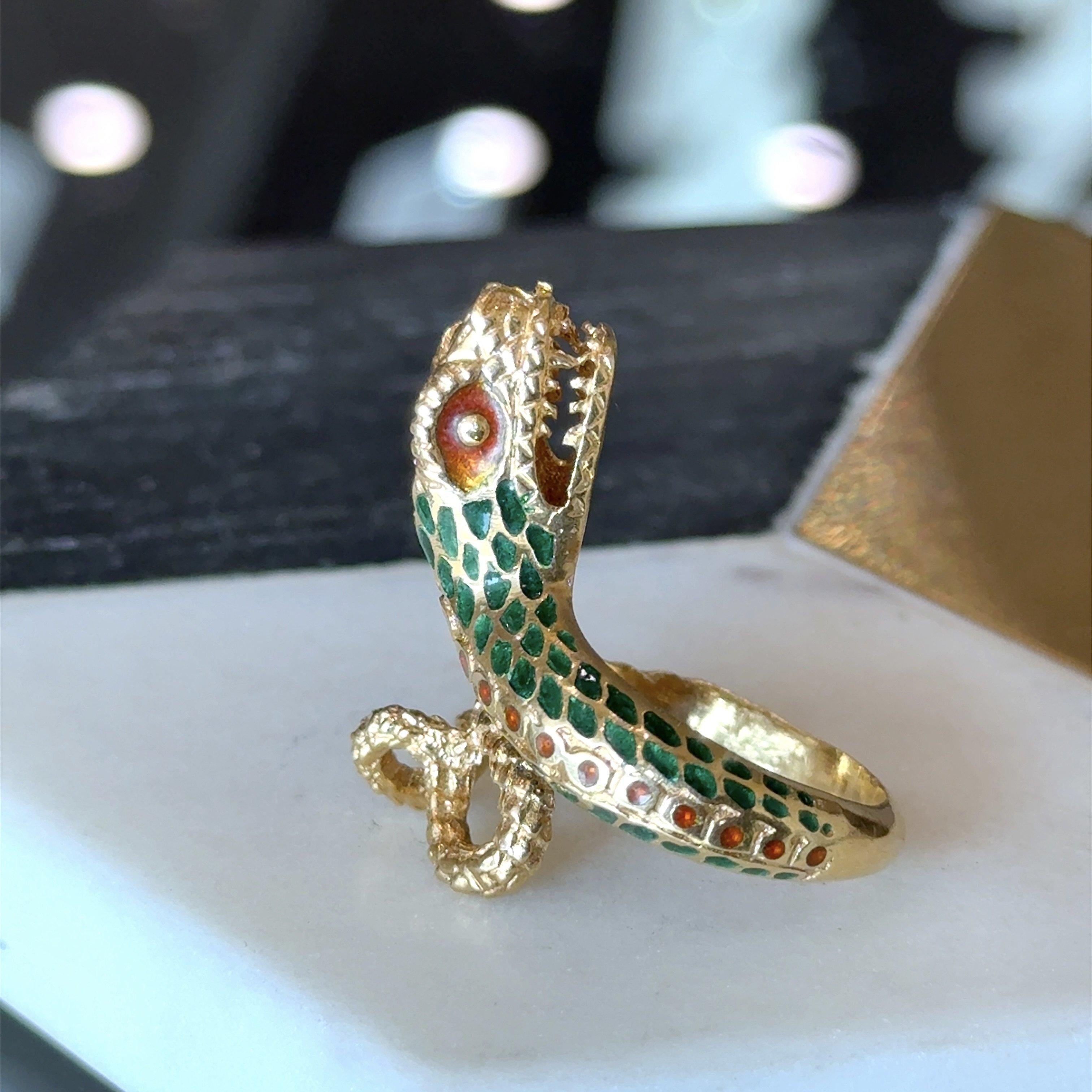 Vintage Winding Snake Ring in  18KT Yellow Gold and Enamel In Good Condition For Sale In Los Angeles, CA