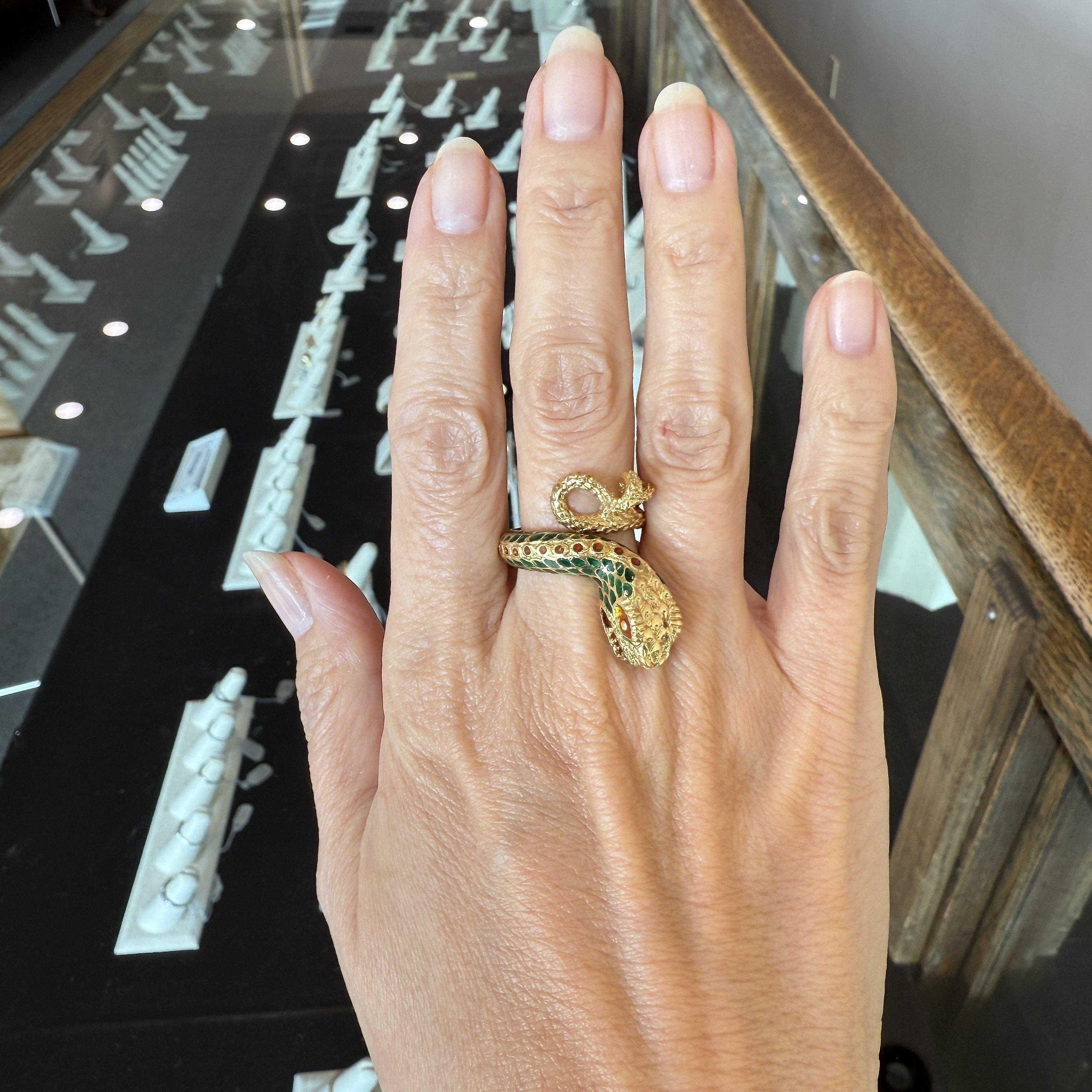 Vintage Winding Snake Ring in  18KT Yellow Gold and Enamel For Sale 1