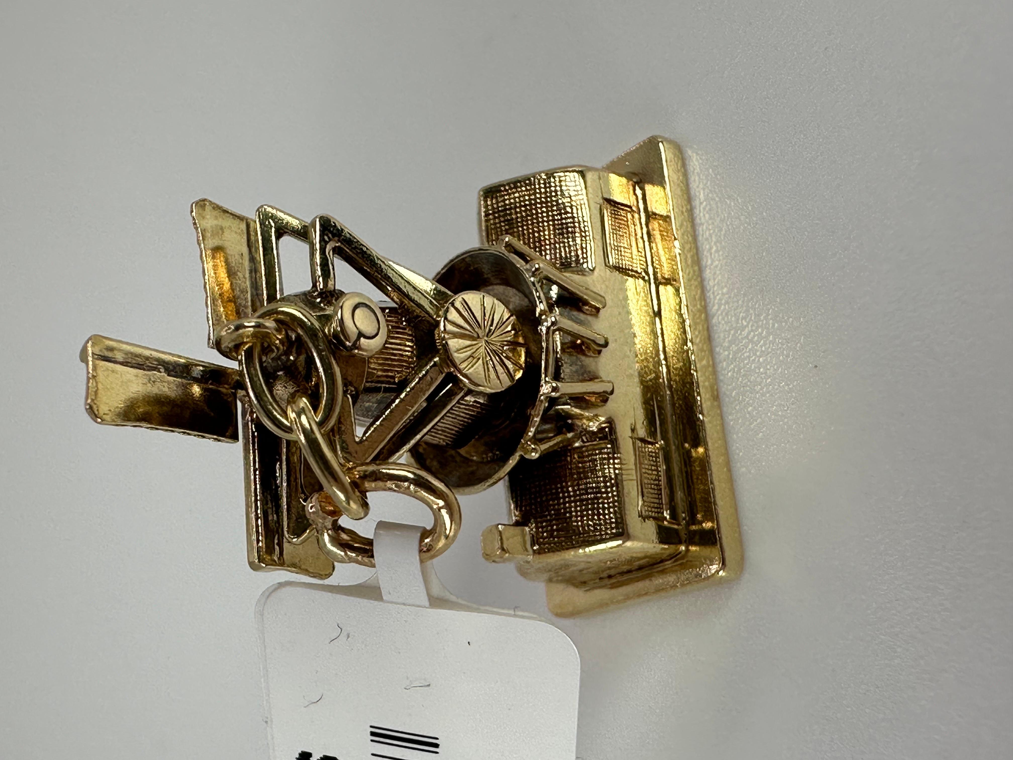 Mulino a vento vintage da 4,42 gr. Raro ritrovamento in oro massiccio 14KT in vendita 1