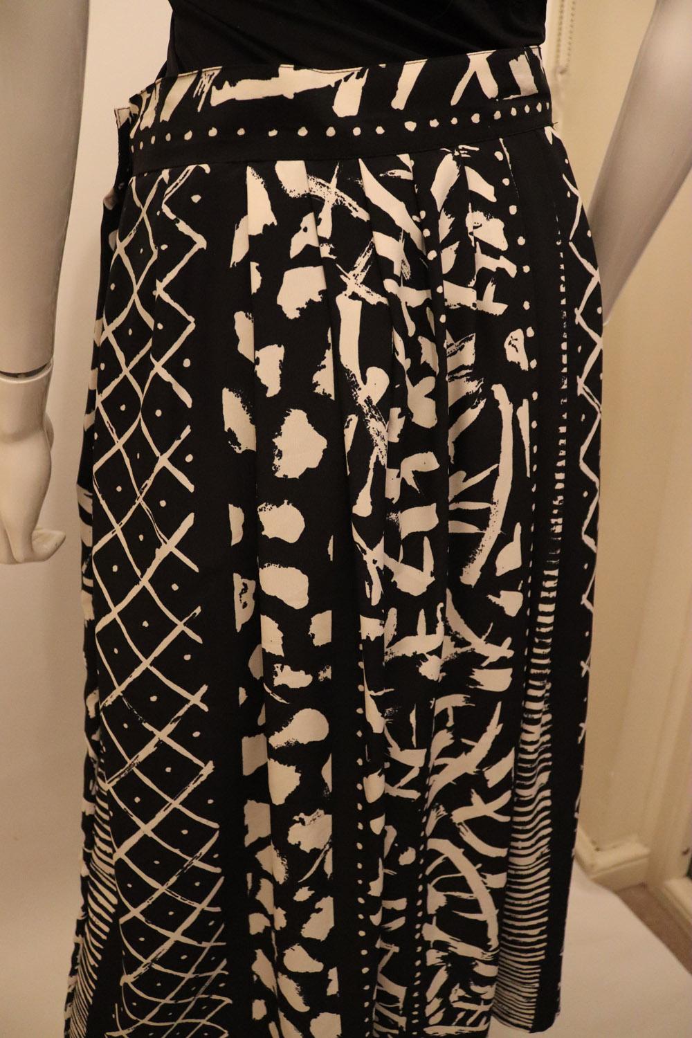 Vintage Windsmoor Skirt and Top in Black and White In Good Condition For Sale In London, GB