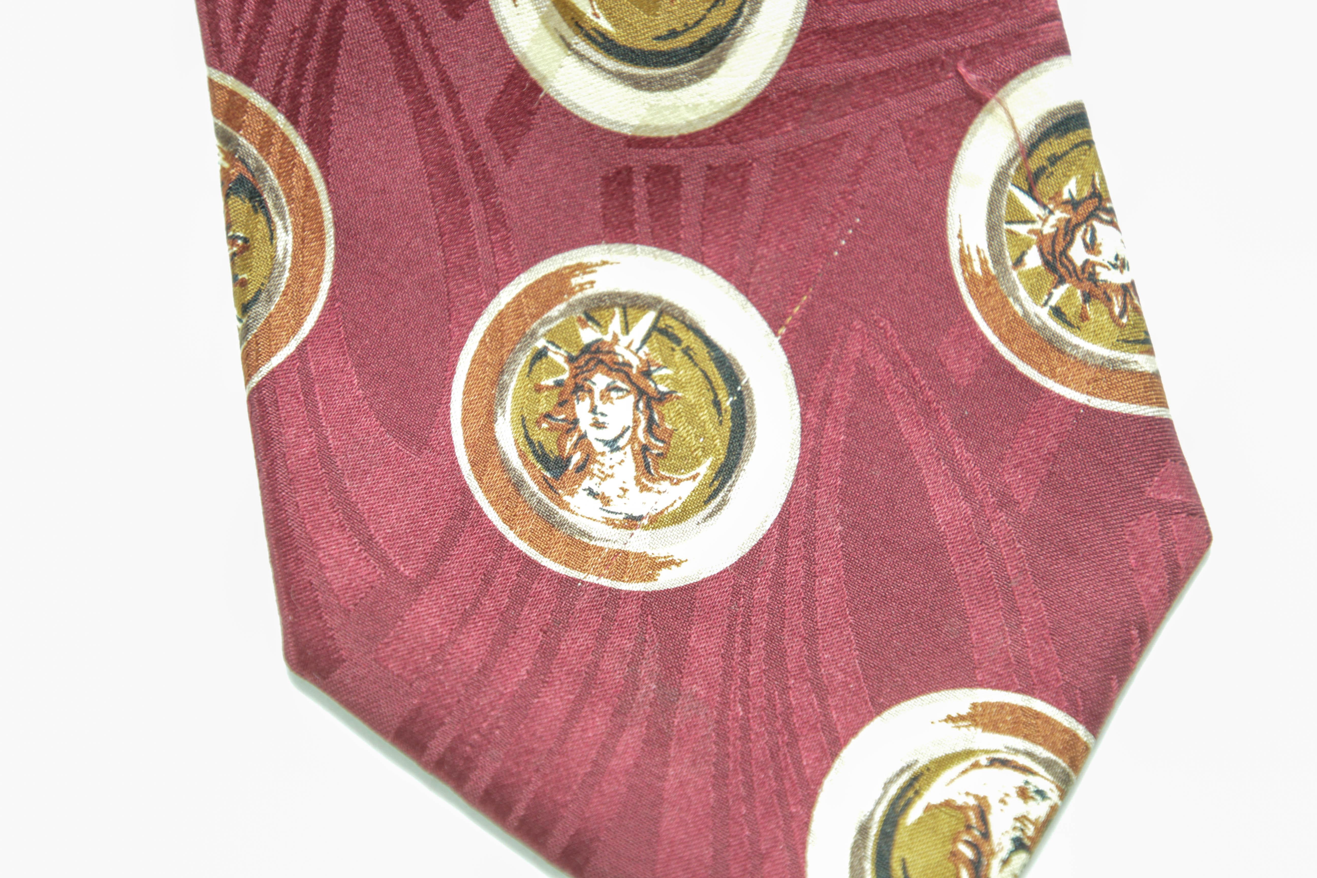 Vintage Windsor rie deep red with medallions.
Vintage Windsor Tie. 
Medallion design, fancy printed with faces of the statue of Liberty as a women wearing the crown in Fornasetti style.
Necktie designed by Windsor. 
Medallion design.
LENGTH : 58