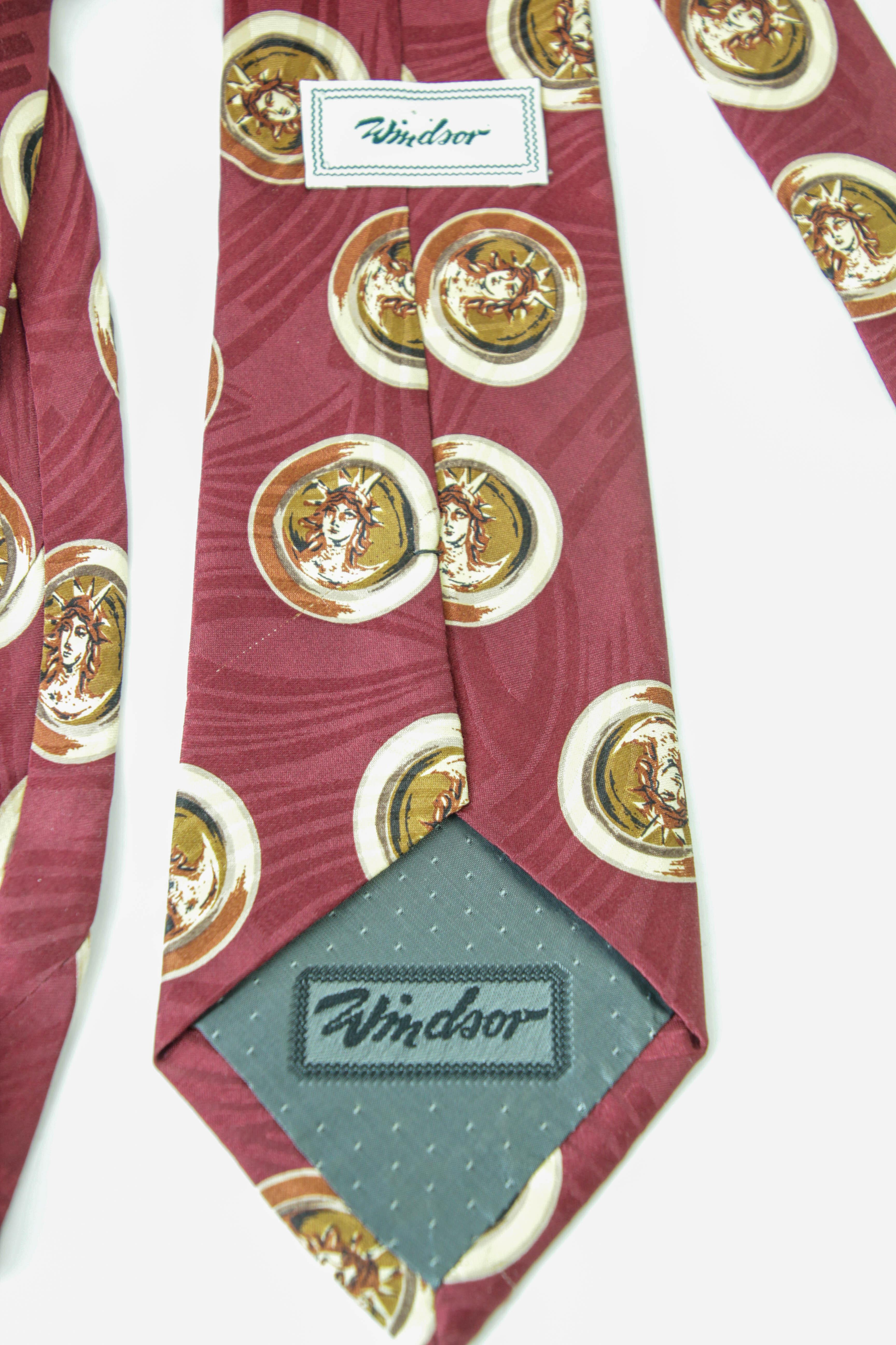 Vintage Windsor Tie Red Silk Neck Tie In Good Condition For Sale In North Hollywood, CA