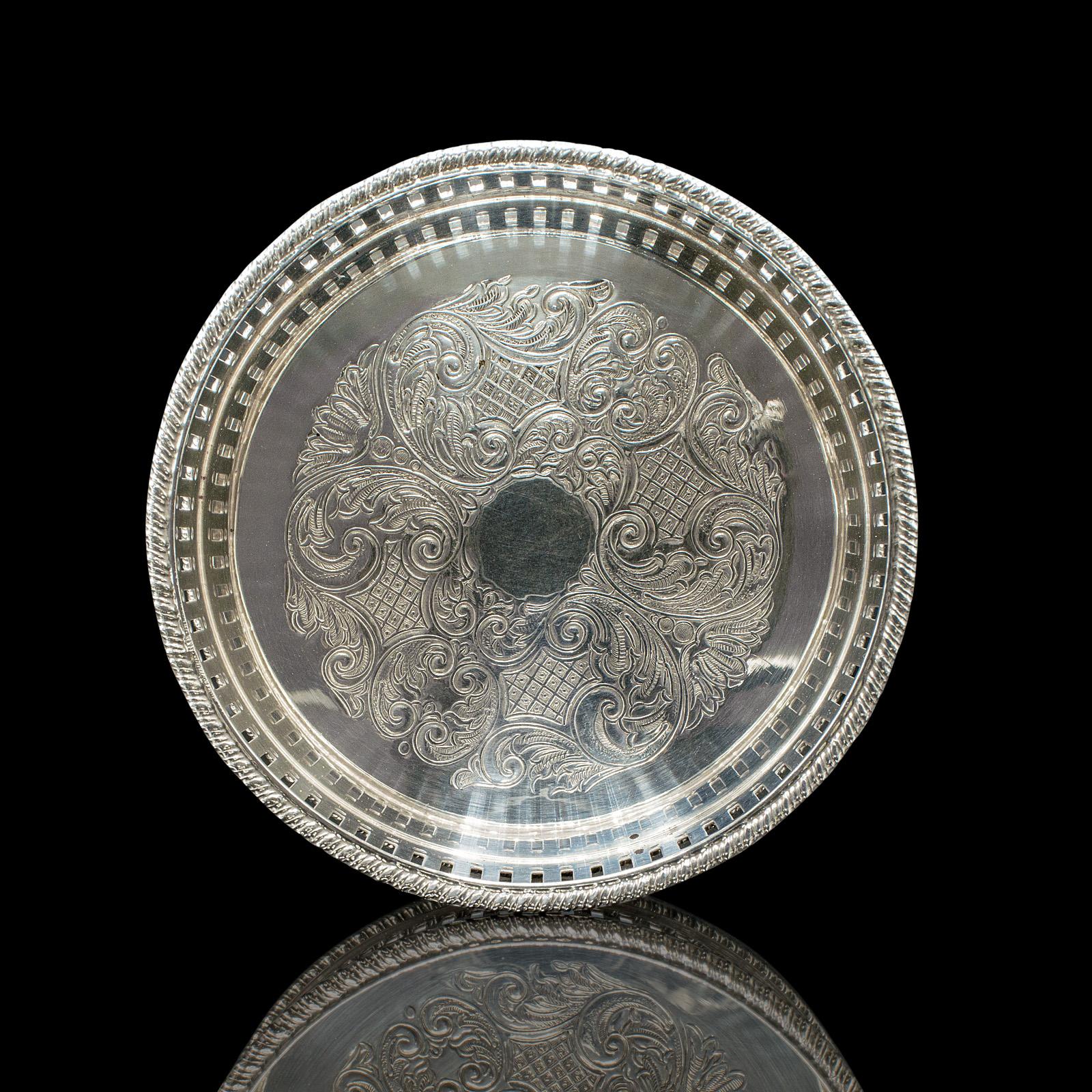 Il s'agit d'un sous-verre de vin vintage. Repose-bouteille ou flûte à champagne anglais, en argent plaqué, datant du début du 20e siècle, vers 1930.

Accessoire élégant de table ou de bureau, parfait pour présenter des bouteilles de champagne ou de